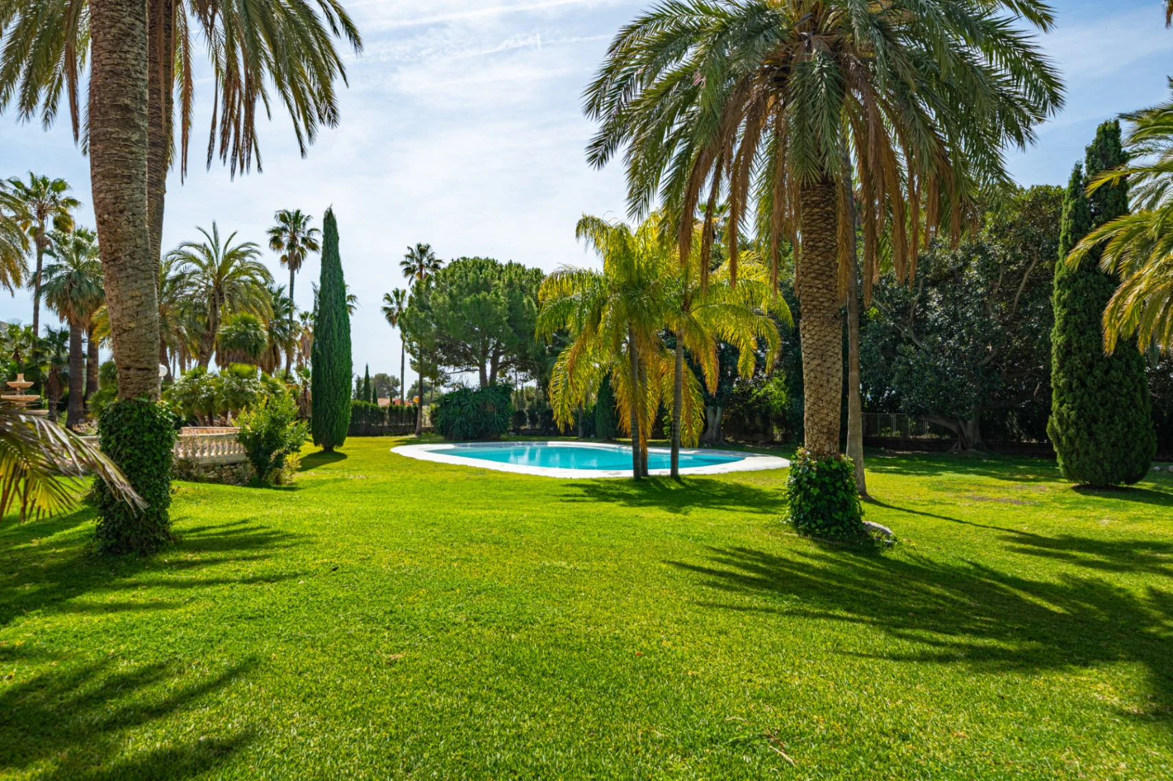 Exclusive Mediterranean Estate with Vineyards and Lakes for sale in Novelda