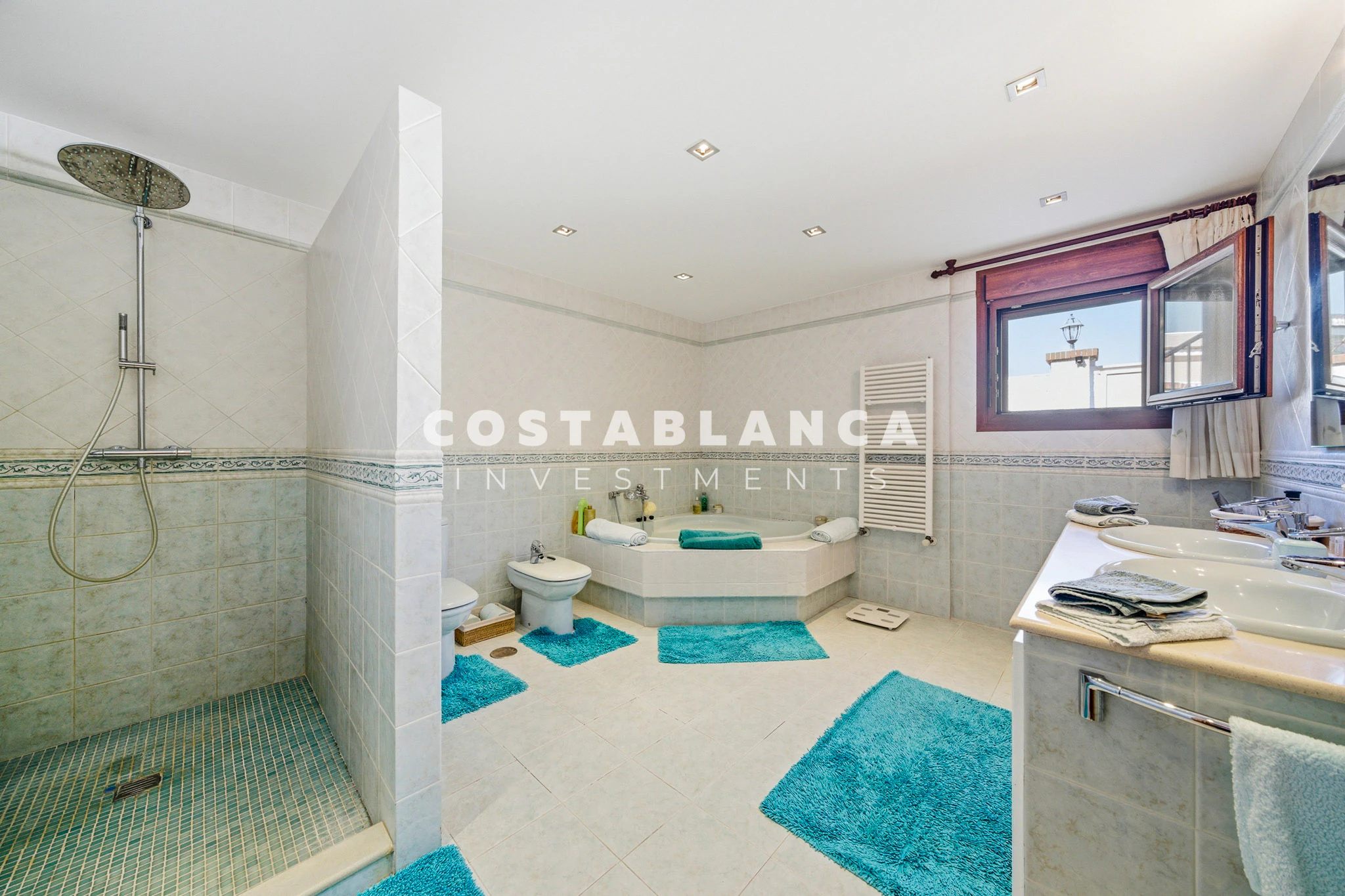 Luxuriöse mediterrane Villa zum Verkauf in Benidorm mit Garten, Terrassen und Privatsphäre