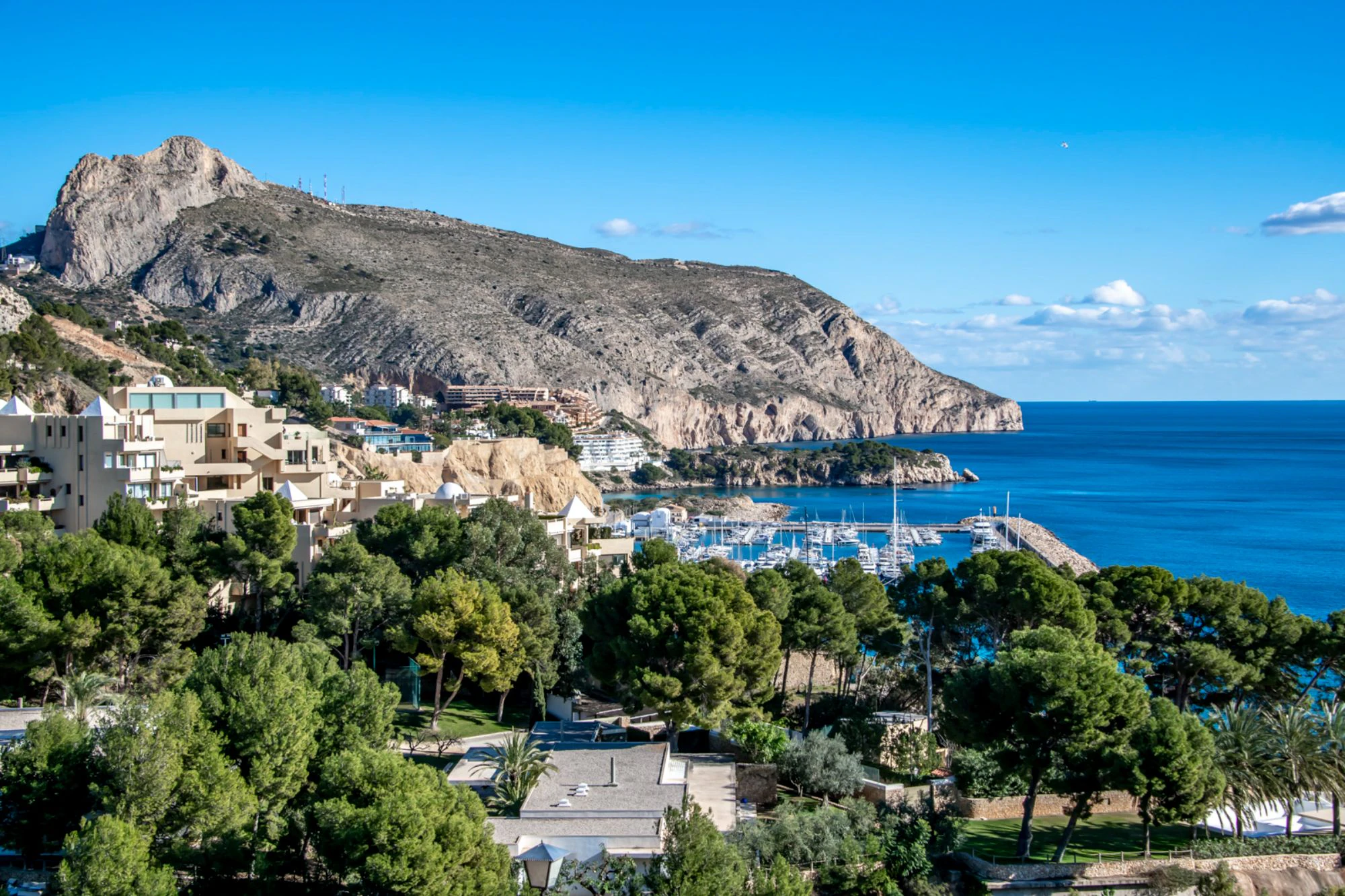 ELEGANCKA WILLA W STYLU HISZPAŃSKIM NA SPRZEDAŻ W ALTEA Z PANORAMICZNYM WIDOKIEM NA MORZE I APARTAMENTEM DLA GOŚCI W MASCARAT