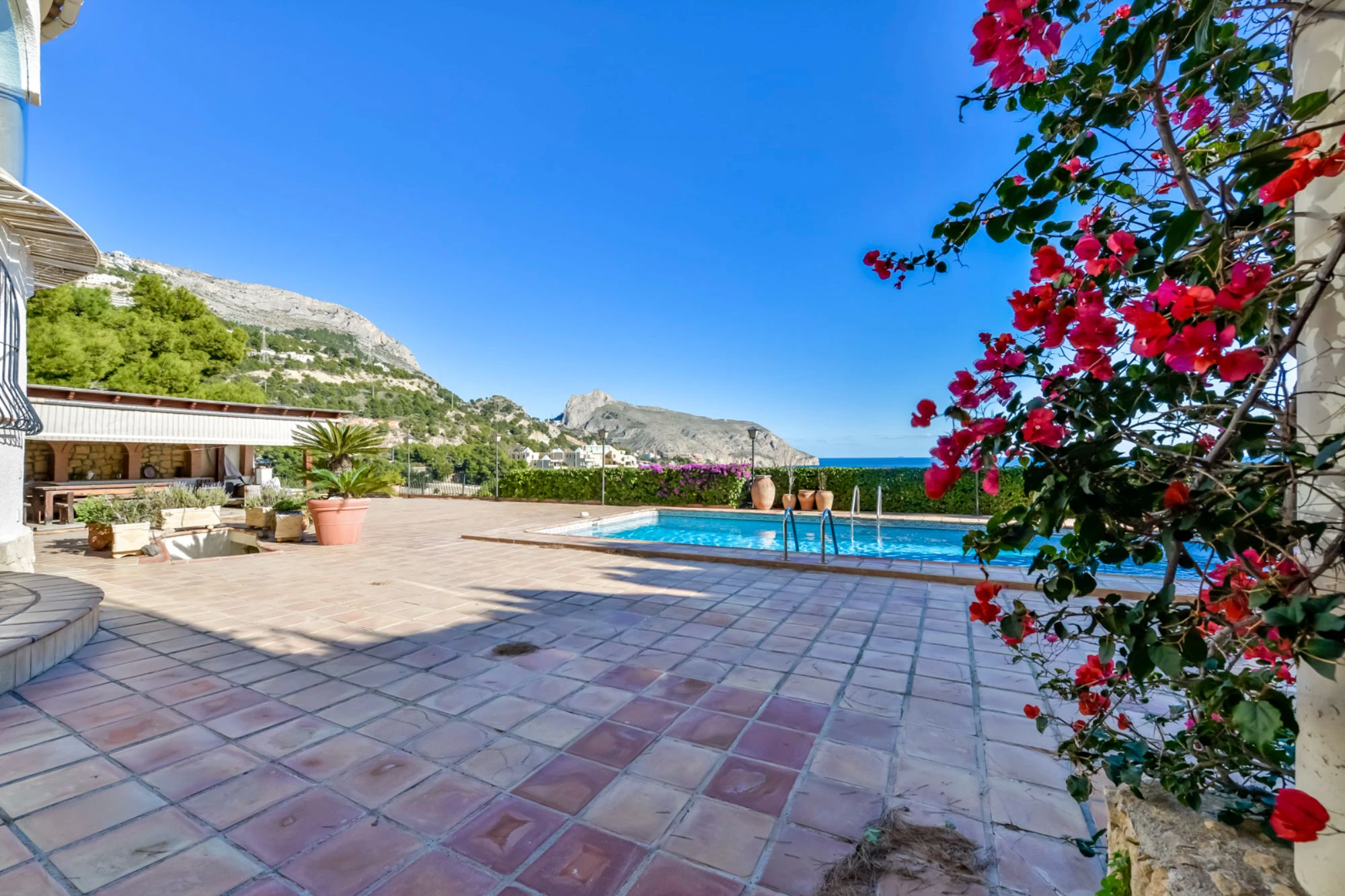 ELEGANCKA WILLA W STYLU HISZPAŃSKIM NA SPRZEDAŻ W ALTEA Z PANORAMICZNYM WIDOKIEM NA MORZE I APARTAMENTEM DLA GOŚCI W MASCARAT
