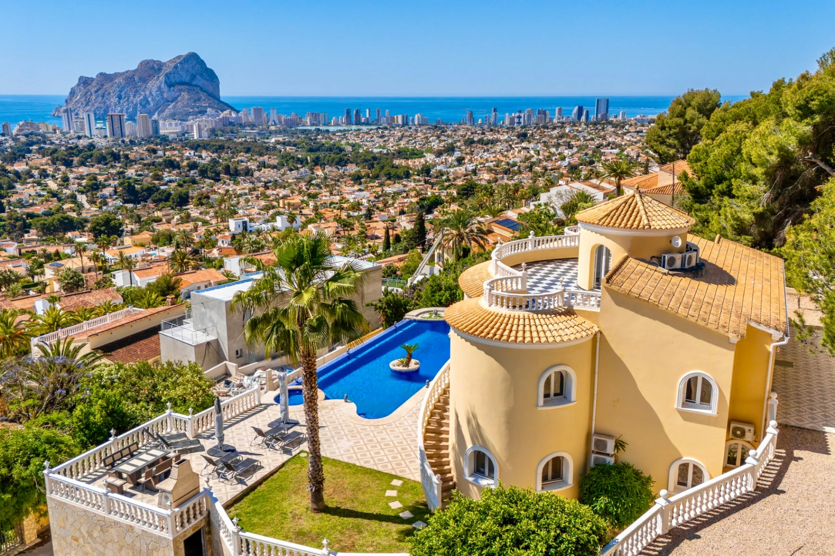 STUNNING MEDITERRANEAN VILLA FOR SALE IN CALPE WITH PANORAMIC SEA AND MOUNTAIN VIEWS
