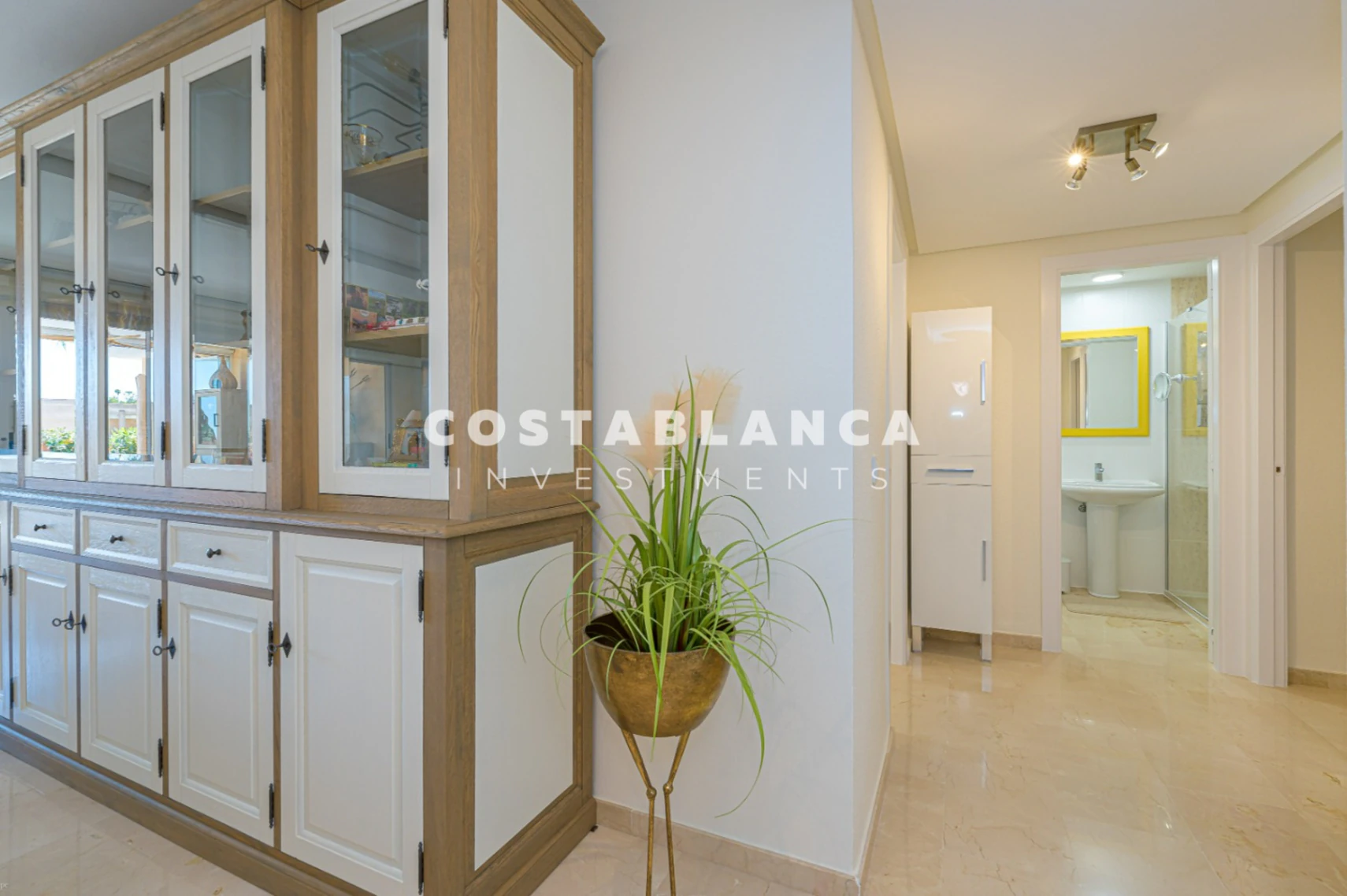 Amplio Apartamento Esquinero con Vistas al Mar y a la Montaña en Venta en Altea La Nova