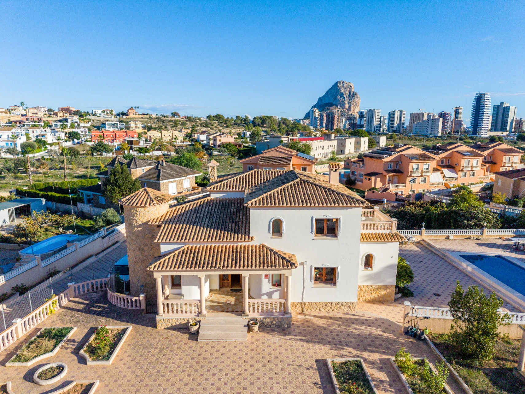 Amplia villa familiar con apartamento para huéspedes y vistas a la montaña en venta en Calpe.