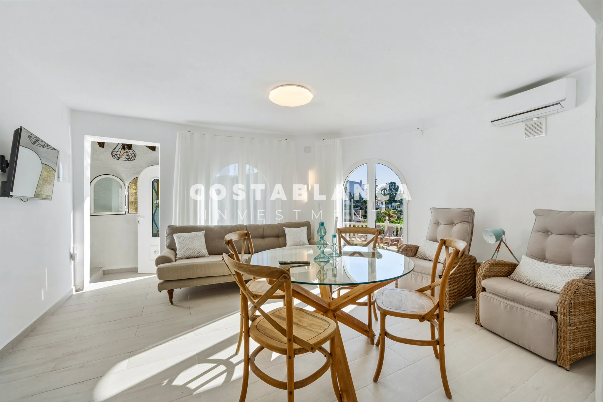 Villa Mediterránea con Vistas Icónicas al Peñón de Ifach y Piscina Privada en venta en Calpe.