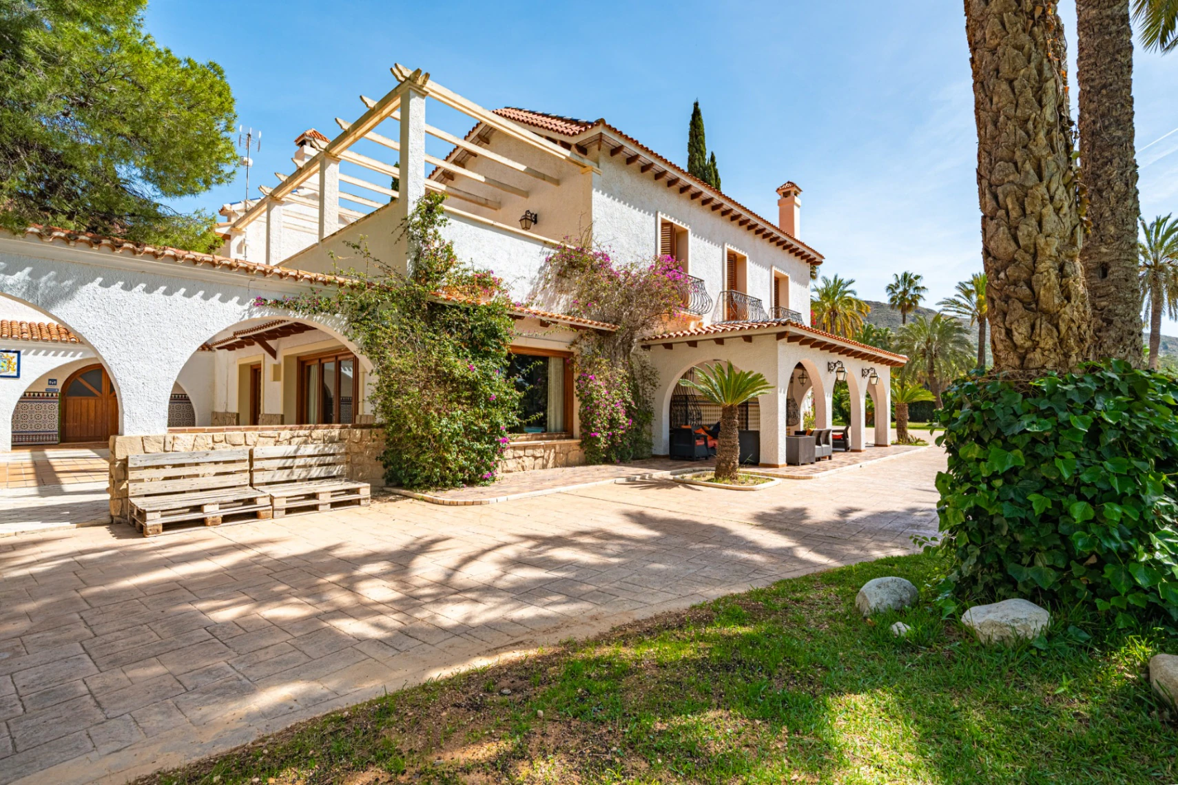 Exclusive Mediterranean Estate with Vineyards and Lakes for sale in Novelda