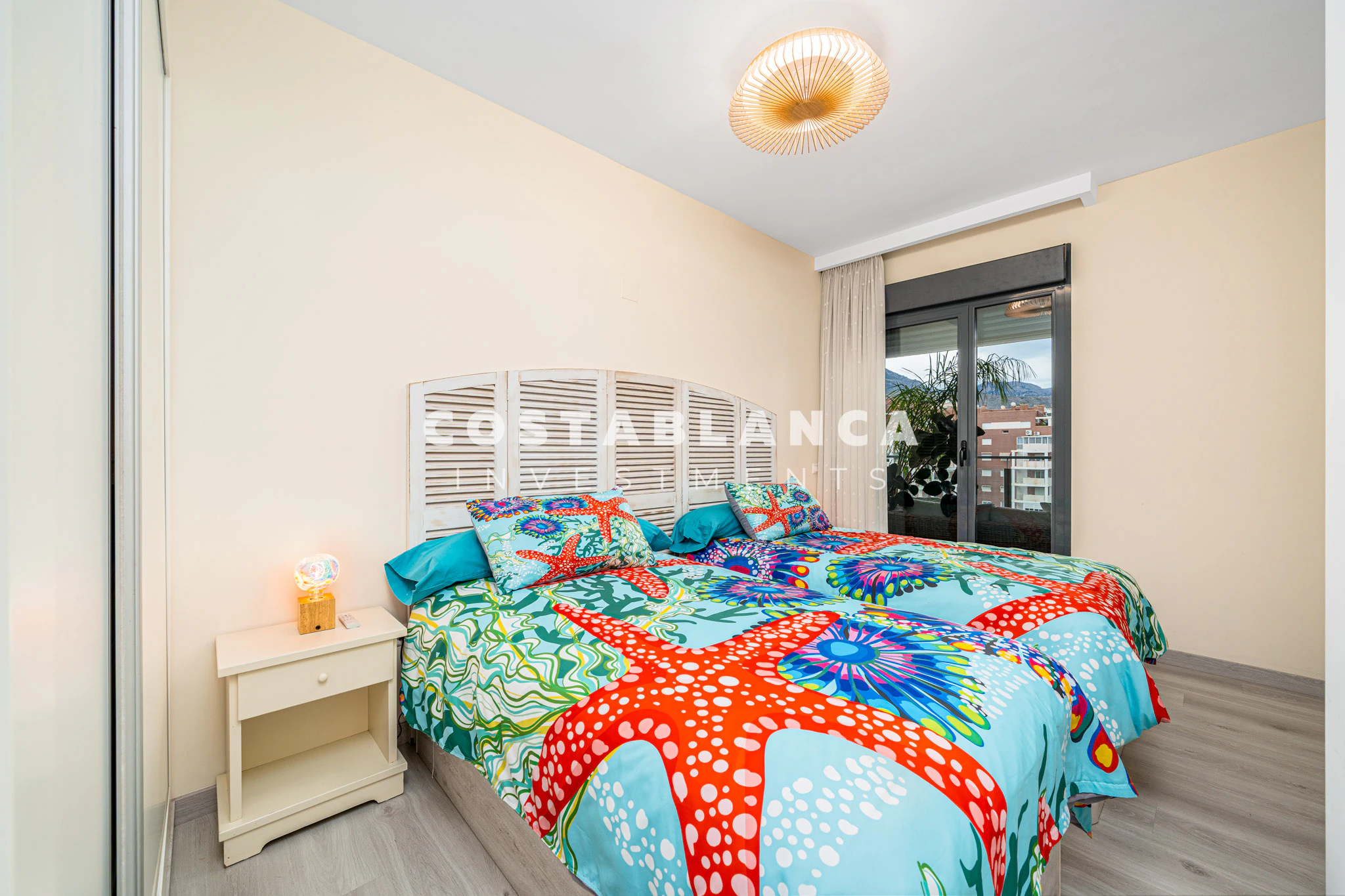Exclusief Twee Slaapkamer Appartement met Uitzicht op Zee en Bergen