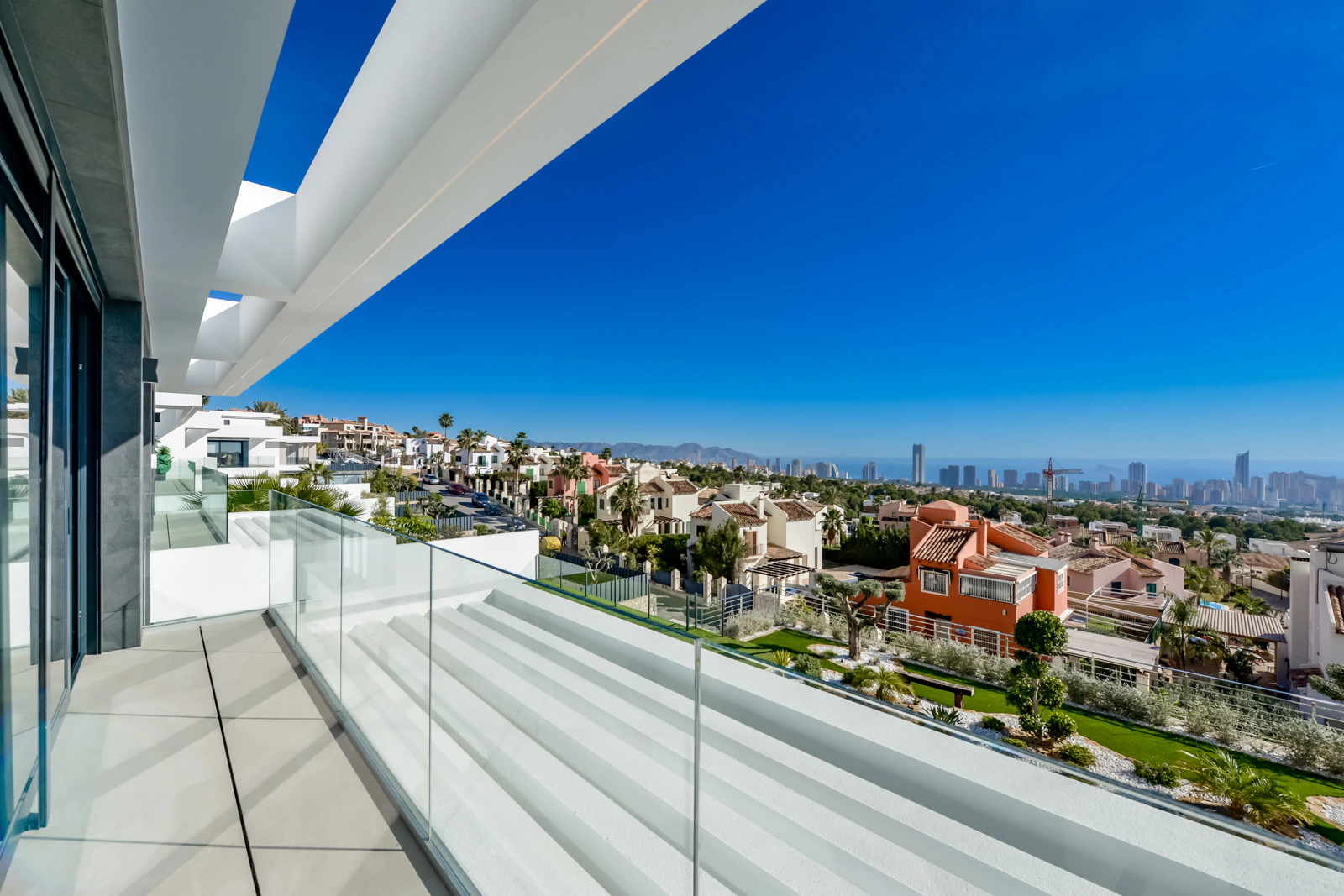 Moderne Villa zum Verkauf in Finestrat mit Panoramablick auf das Meer