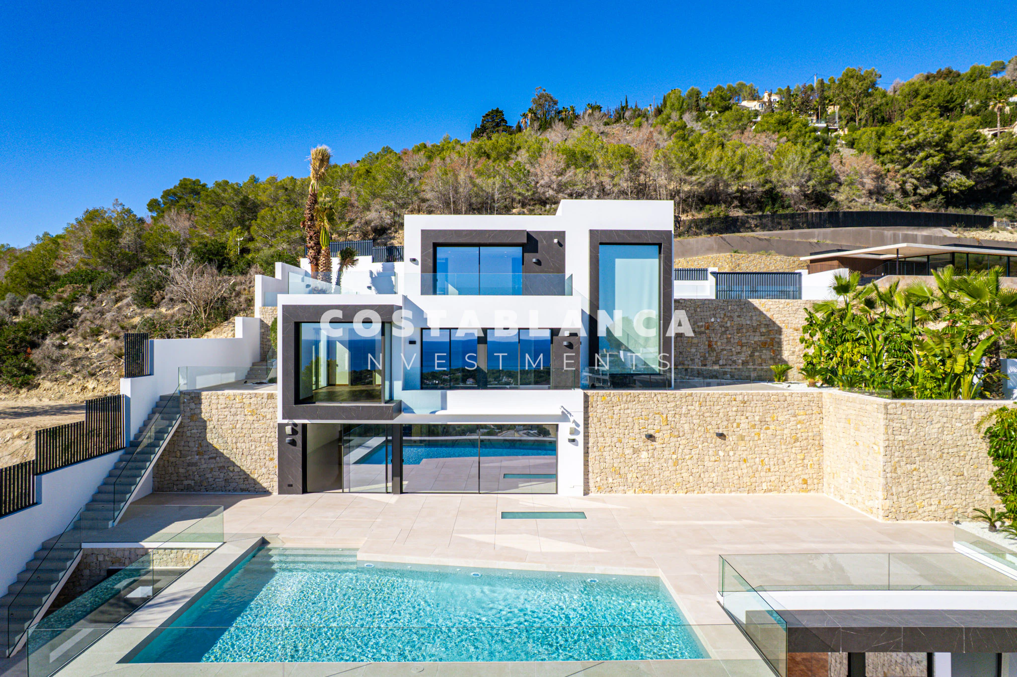 Obra maestra contemporánea con vistas panorámicas al mar y a la montaña en venta en Benissa