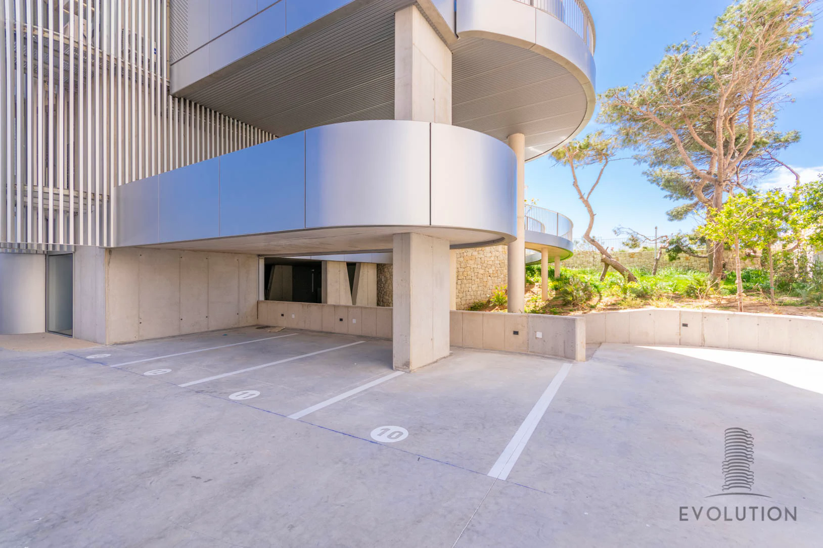APARTAMENTO ELEGANTE EN ALTA PLANTA EN VENTA EN CALPE CON VISTAS AL MAR, A LA MONTAÑA Y DISEÑO EXCEPCIONAL