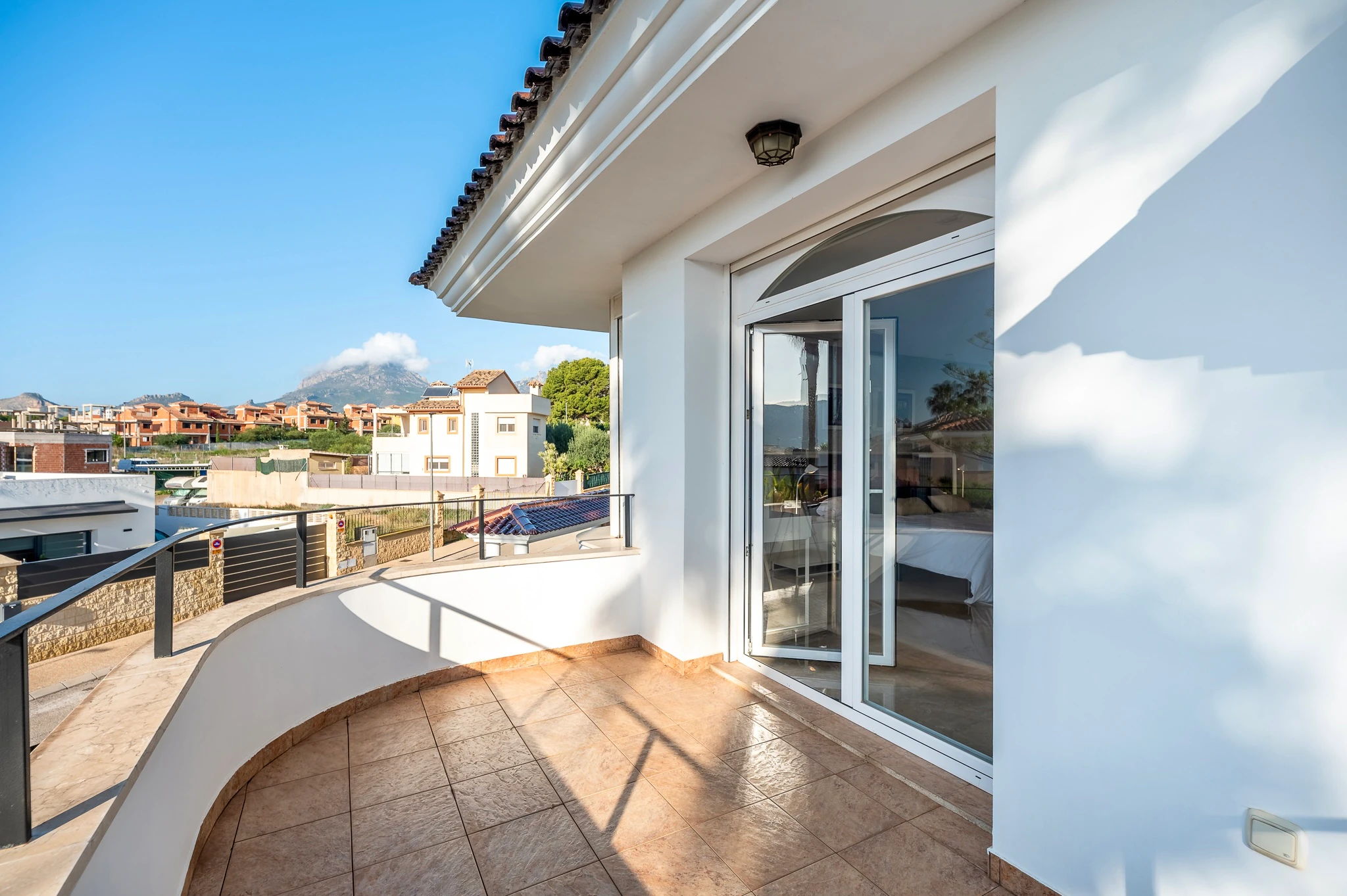 Moderne Villa zum Verkauf in Alfaz del Pi mit Sauna und Kino
