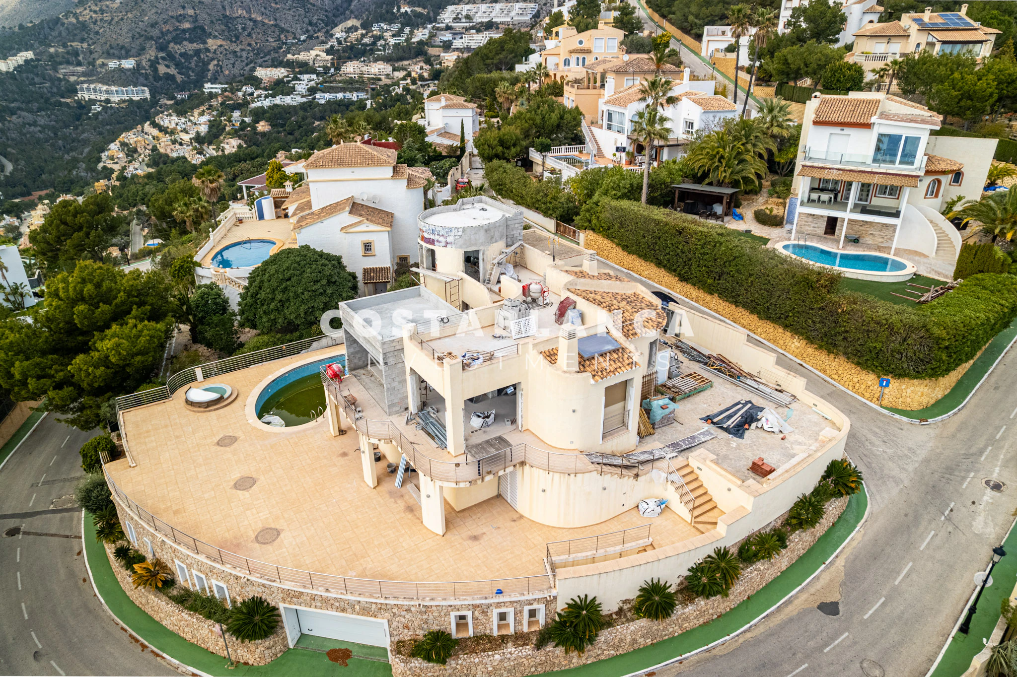 Une villa au style de vie unique avec vue sur la mer et les montagnes à Altea Hills