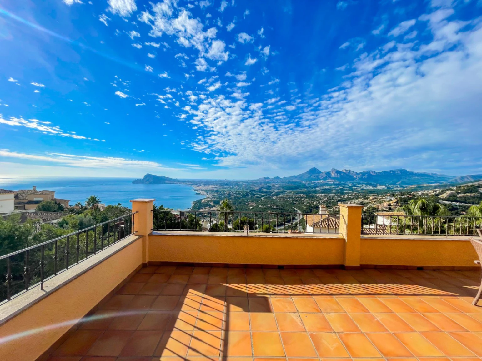 Villa méditerranéenne avec appartement d’hôtes et vue panoramique sur la mer à vendre à Altea Hills