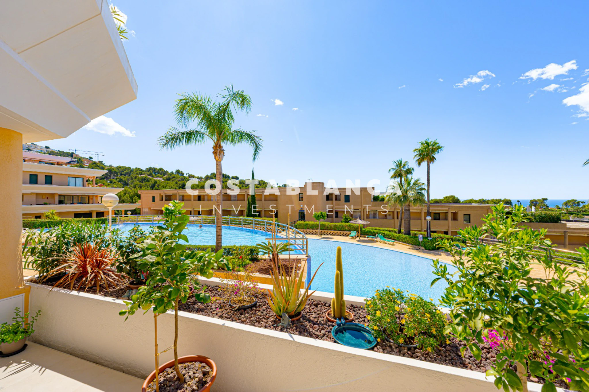 Amplio Apartamento Esquinero con Vistas al Mar y a la Montaña en Venta en Altea La Nova