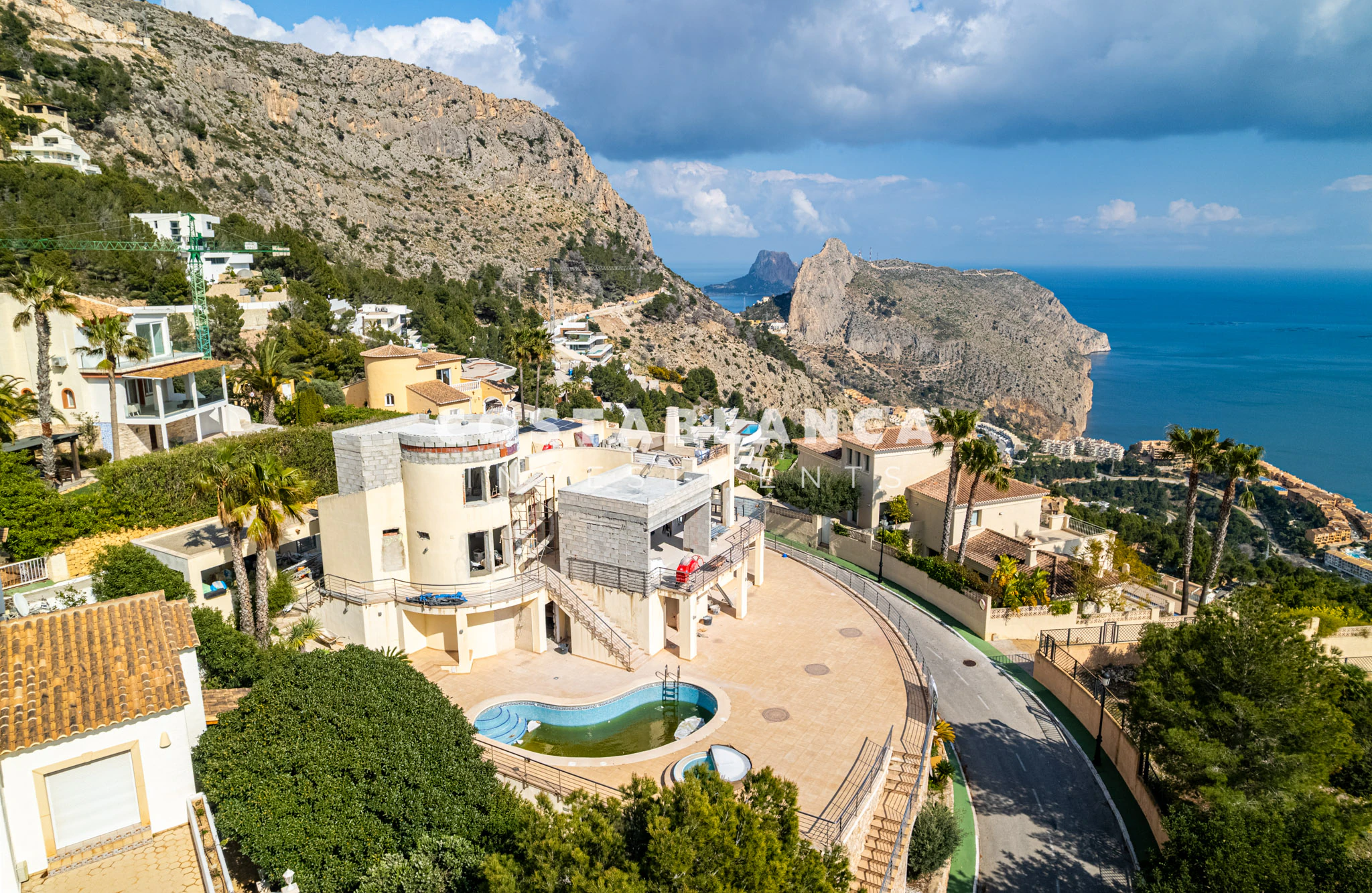 Une villa au style de vie unique avec vue sur la mer et les montagnes à Altea Hills