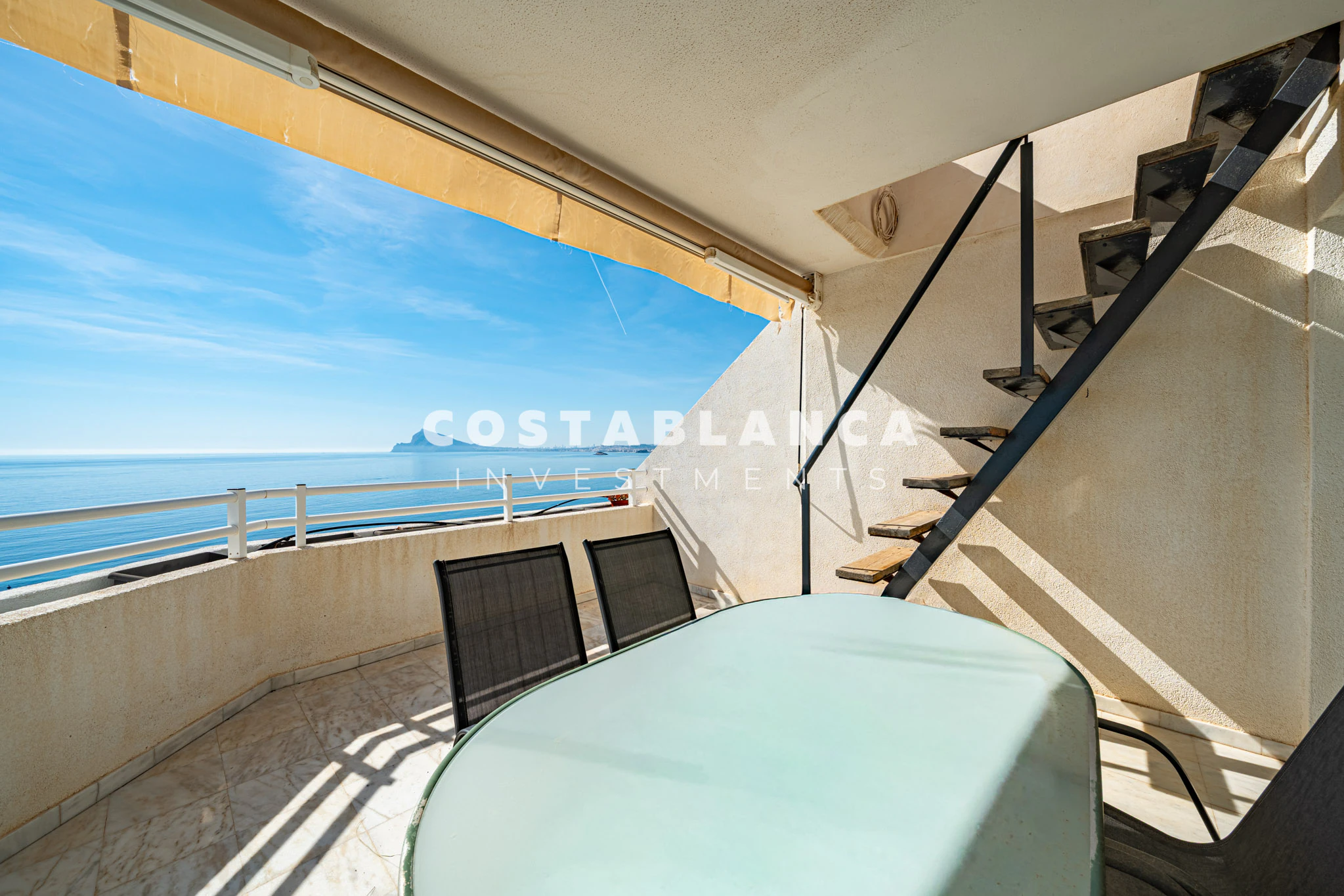Apartamento de alquiler en primera línea con terraza privada y vistas al mar abierto en Altea
