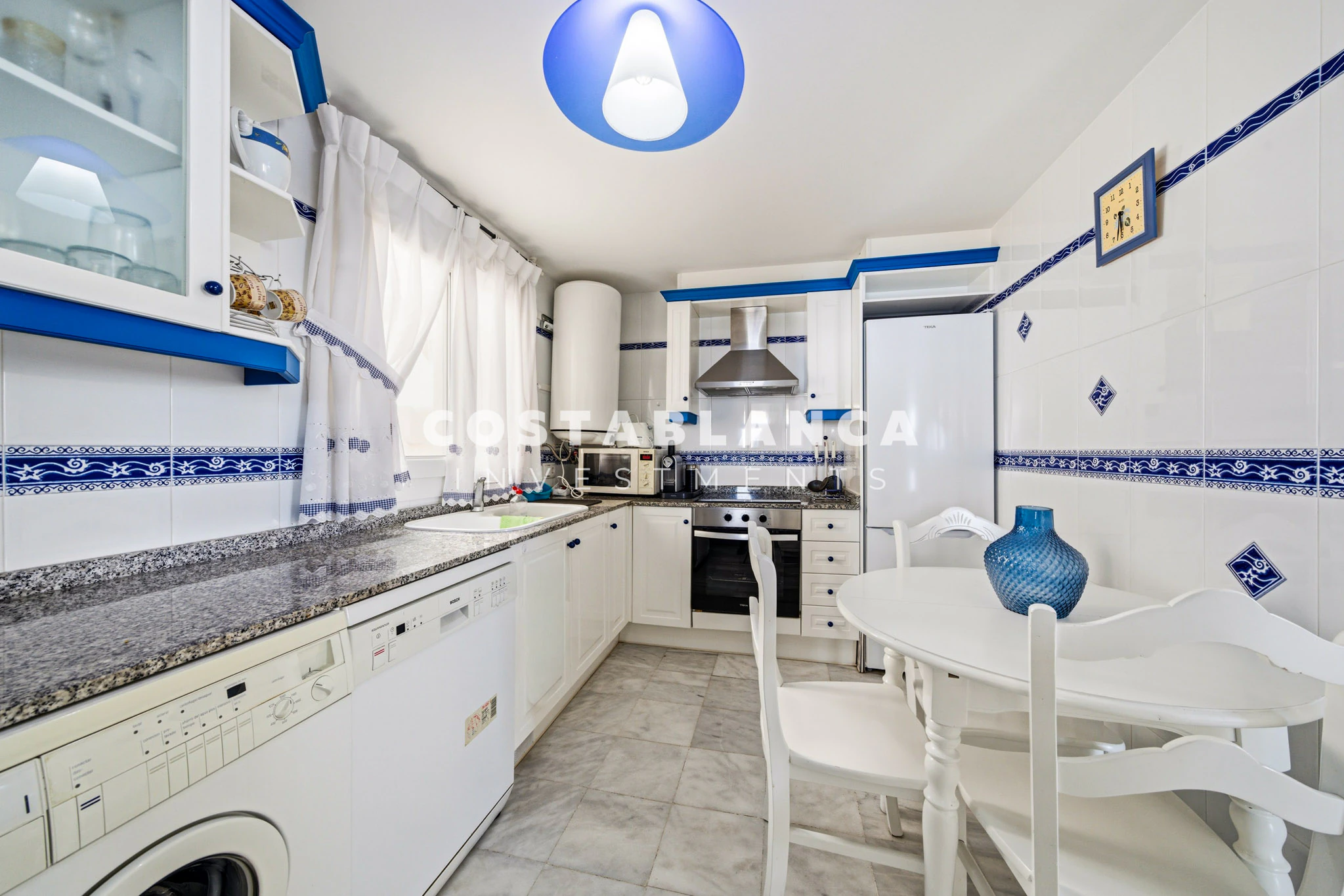 Apartamento de alquiler en primera línea con terraza privada y vistas al mar abierto en Altea