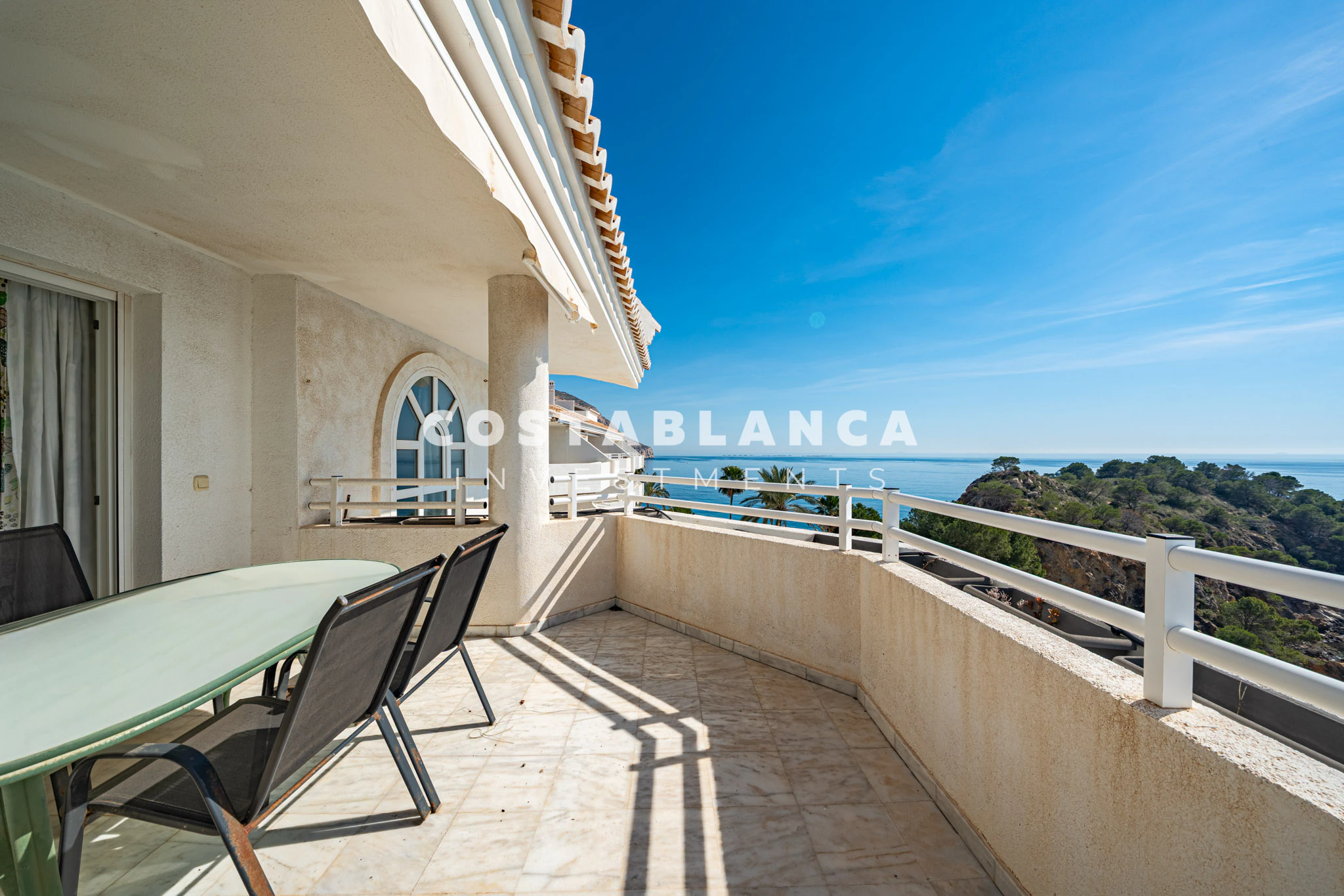Apartamento de alquiler en primera línea con terraza privada y vistas al mar abierto en Altea