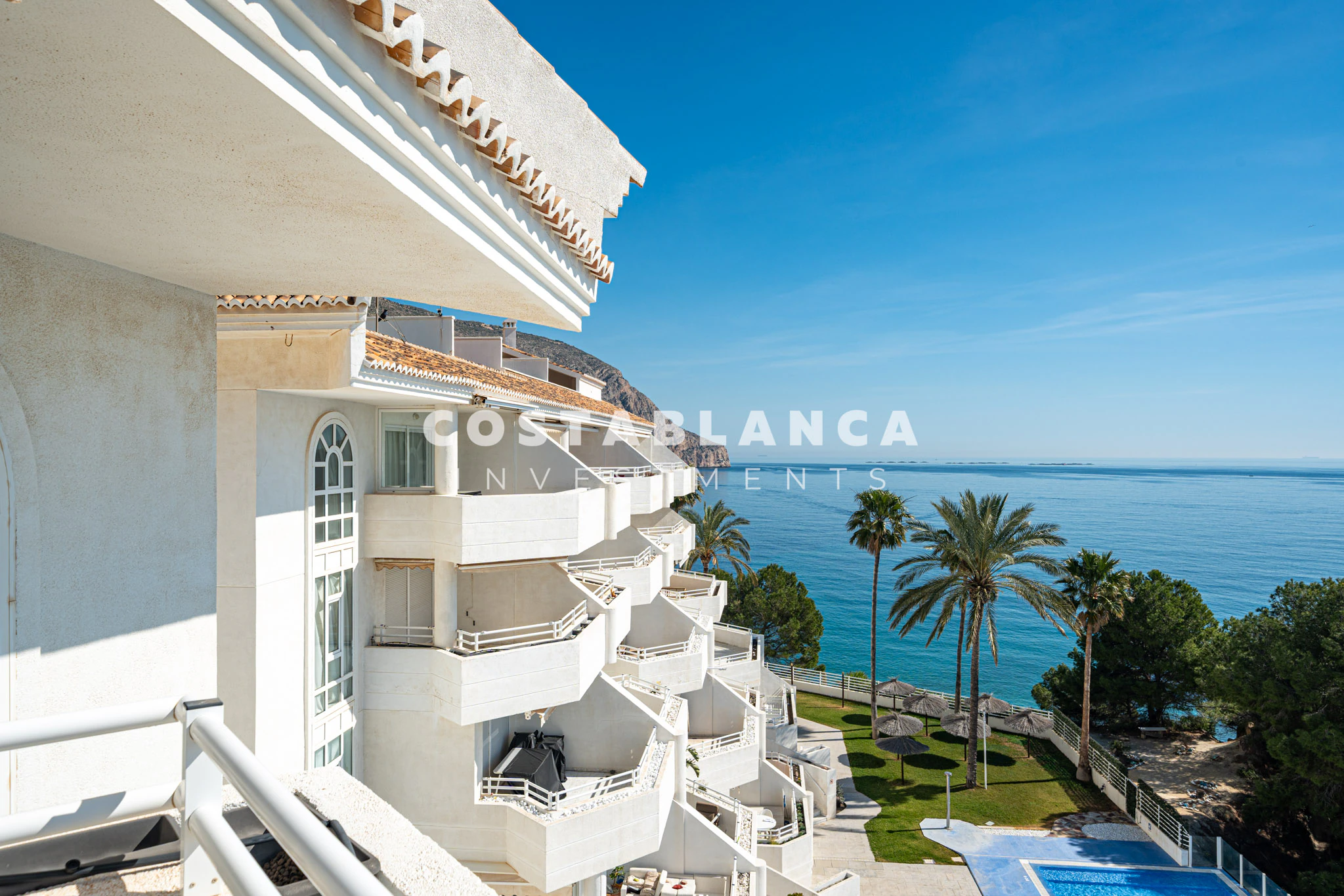 Apartamento de alquiler en primera línea con terraza privada y vistas al mar abierto en Altea