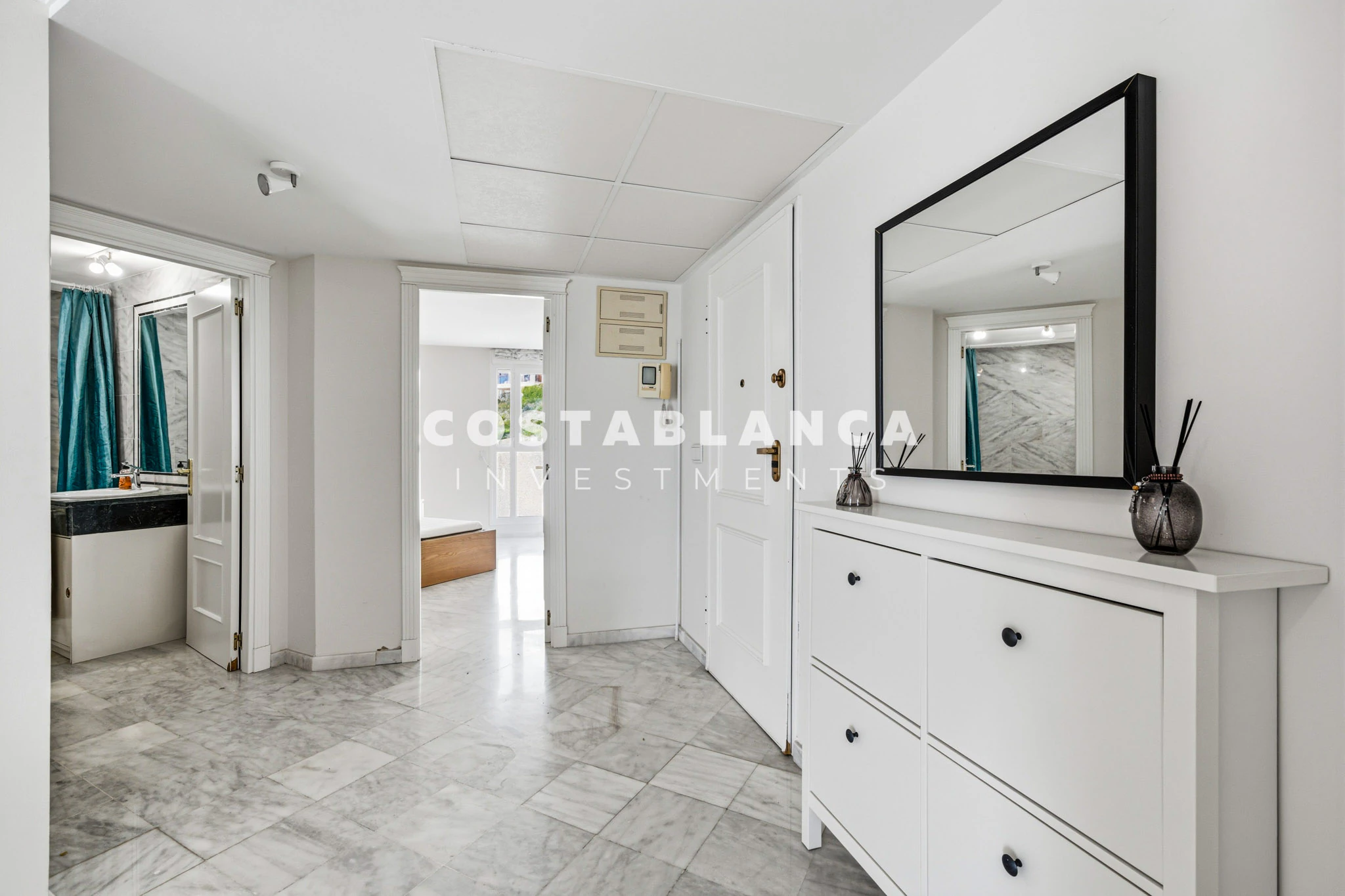 Apartamento de alquiler en primera línea con terraza privada y vistas al mar abierto en Altea