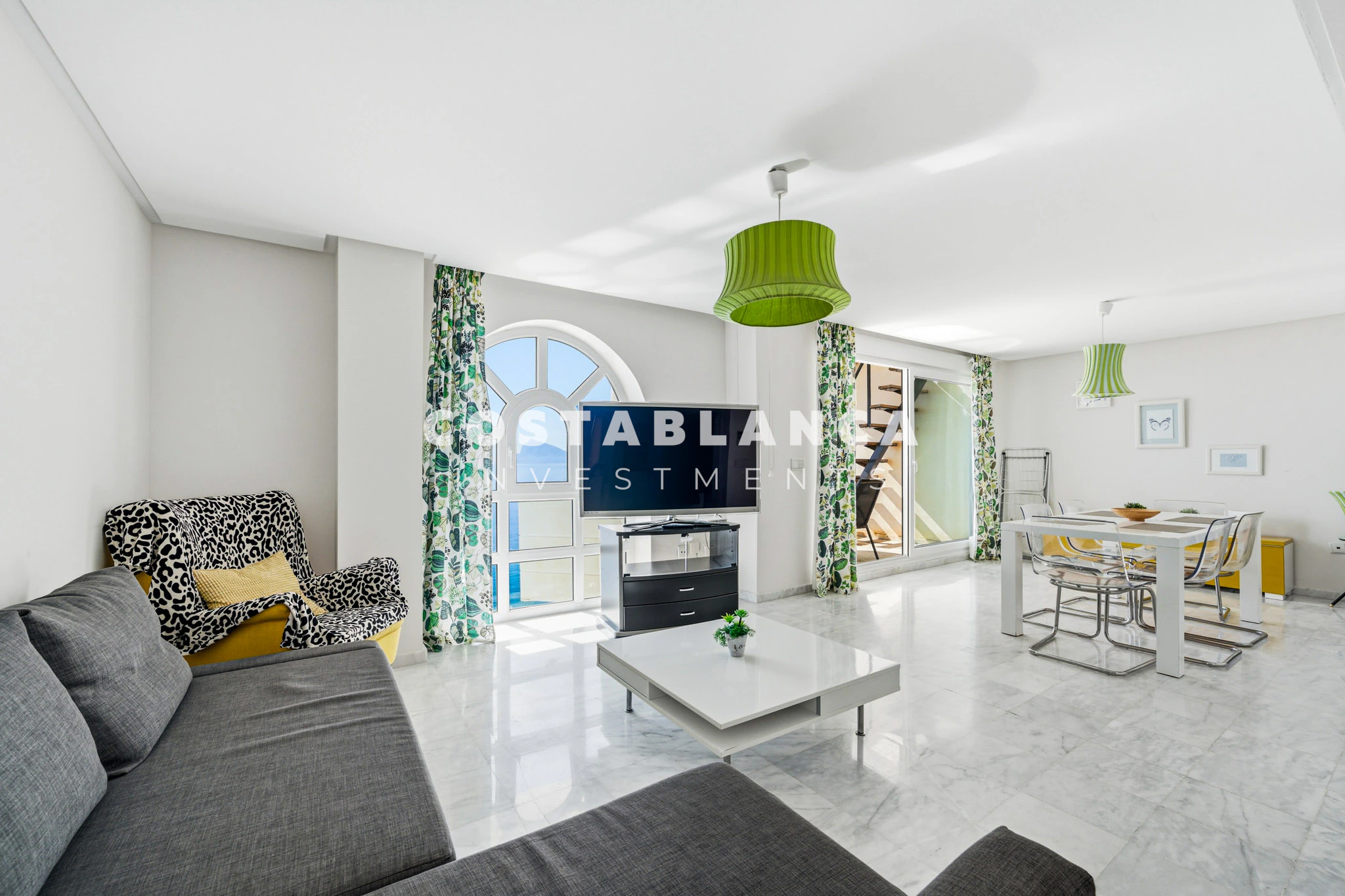 Apartamento de alquiler en primera línea con terraza privada y vistas al mar abierto en Altea