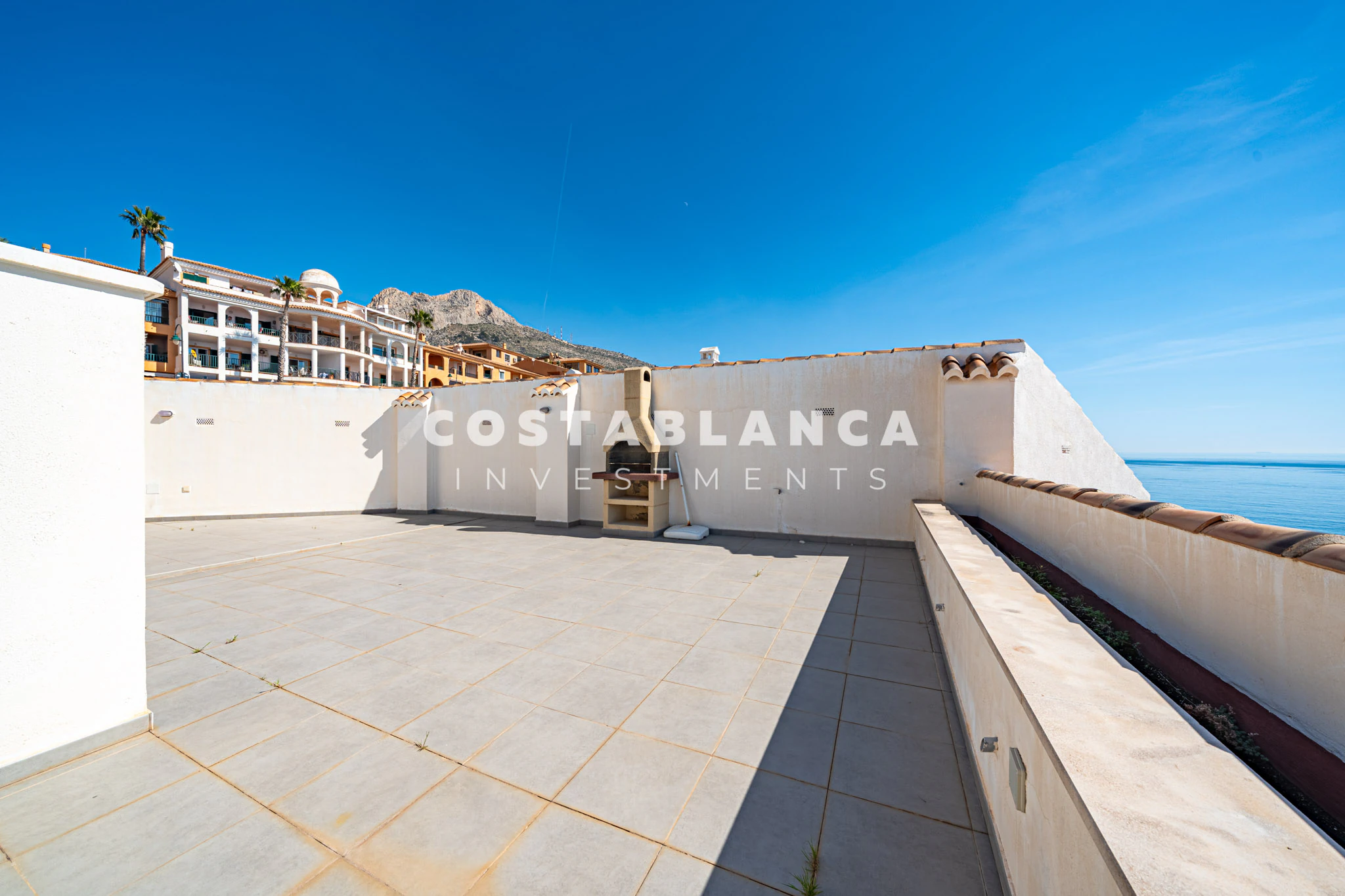 Apartamento de alquiler en primera línea con terraza privada y vistas al mar abierto en Altea