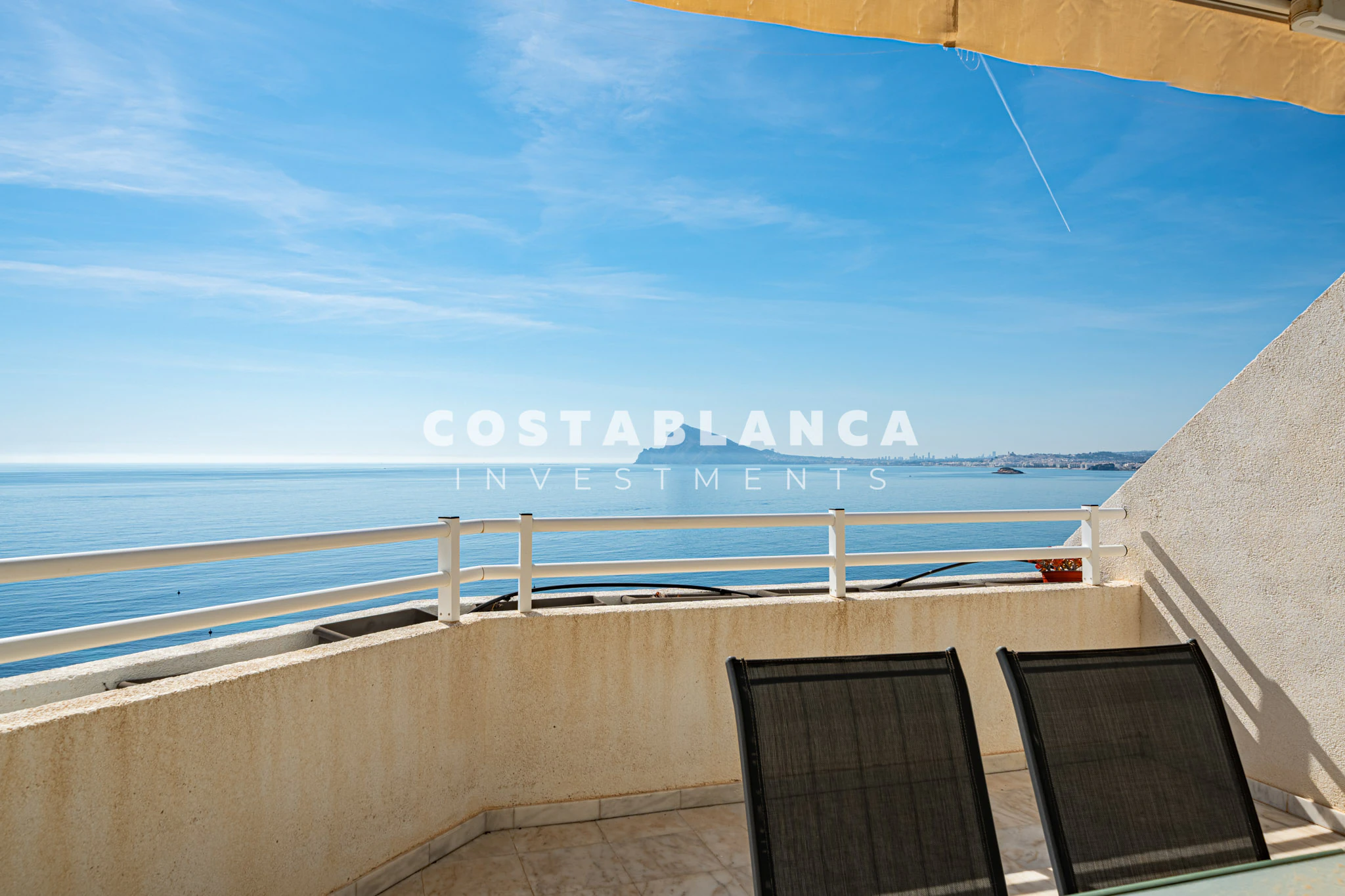 Apartamento de alquiler en primera línea con terraza privada y vistas al mar abierto en Altea