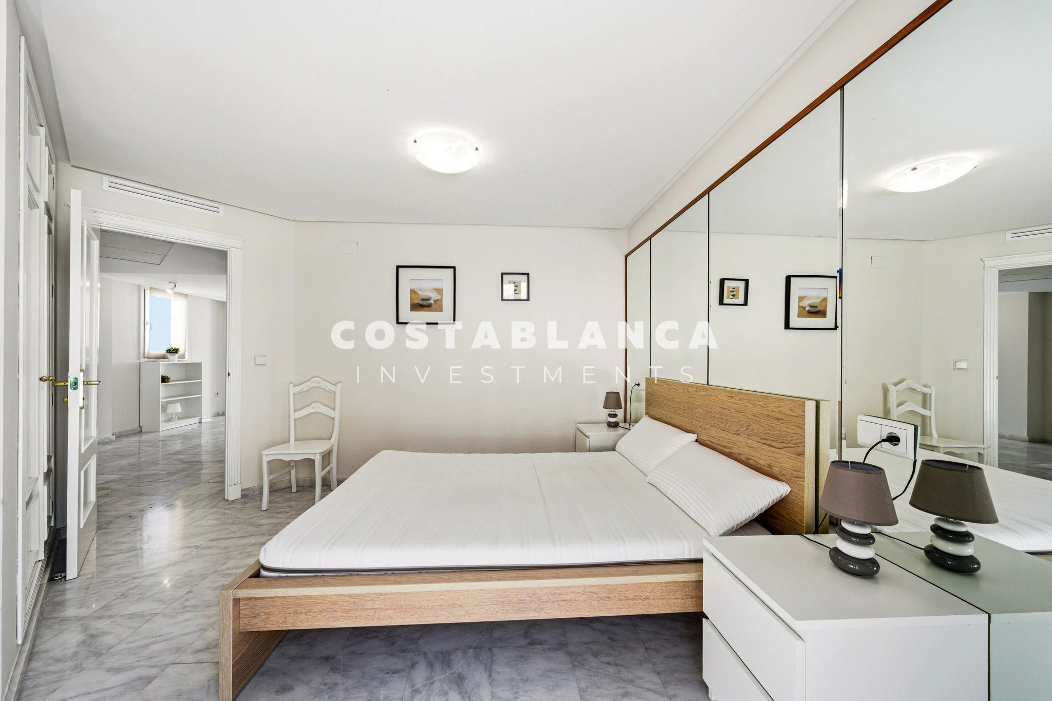 Apartamento de alquiler en primera línea con terraza privada y vistas al mar abierto en Altea
