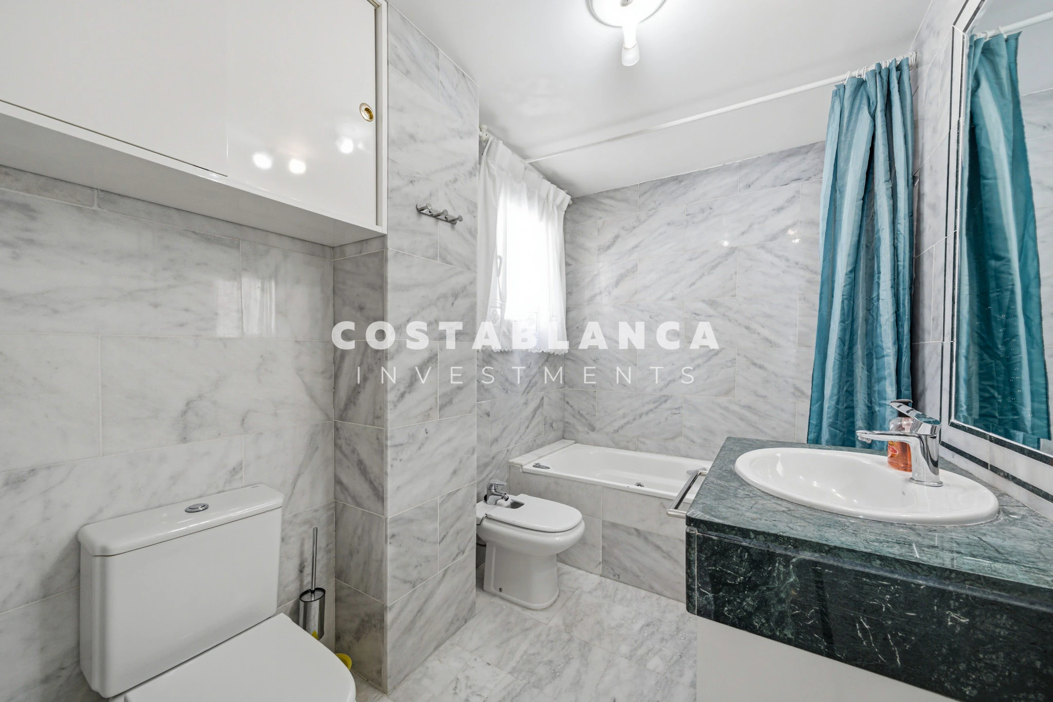 Apartamento de alquiler en primera línea con terraza privada y vistas al mar abierto en Altea