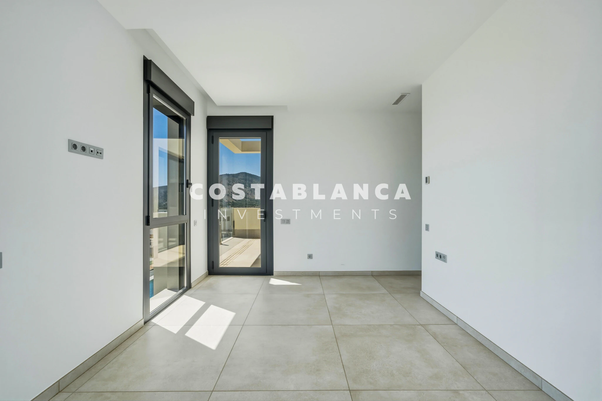 Moderne villa met panoramisch uitzicht op zee, garage en overloopzwembad te koop in Finestrat