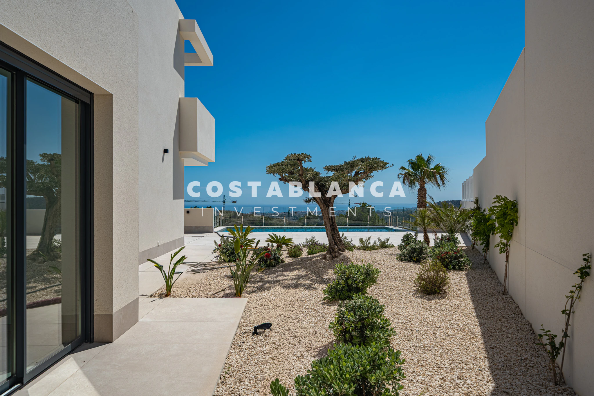 Moderne villa met panoramisch uitzicht op zee, garage en overloopzwembad te koop in Finestrat
