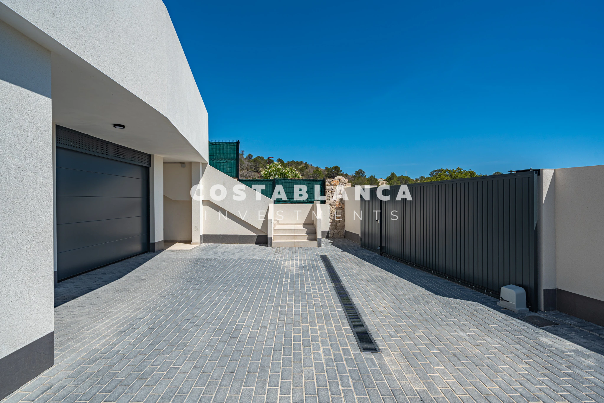 Moderne villa met panoramisch uitzicht op zee, garage en overloopzwembad te koop in Finestrat