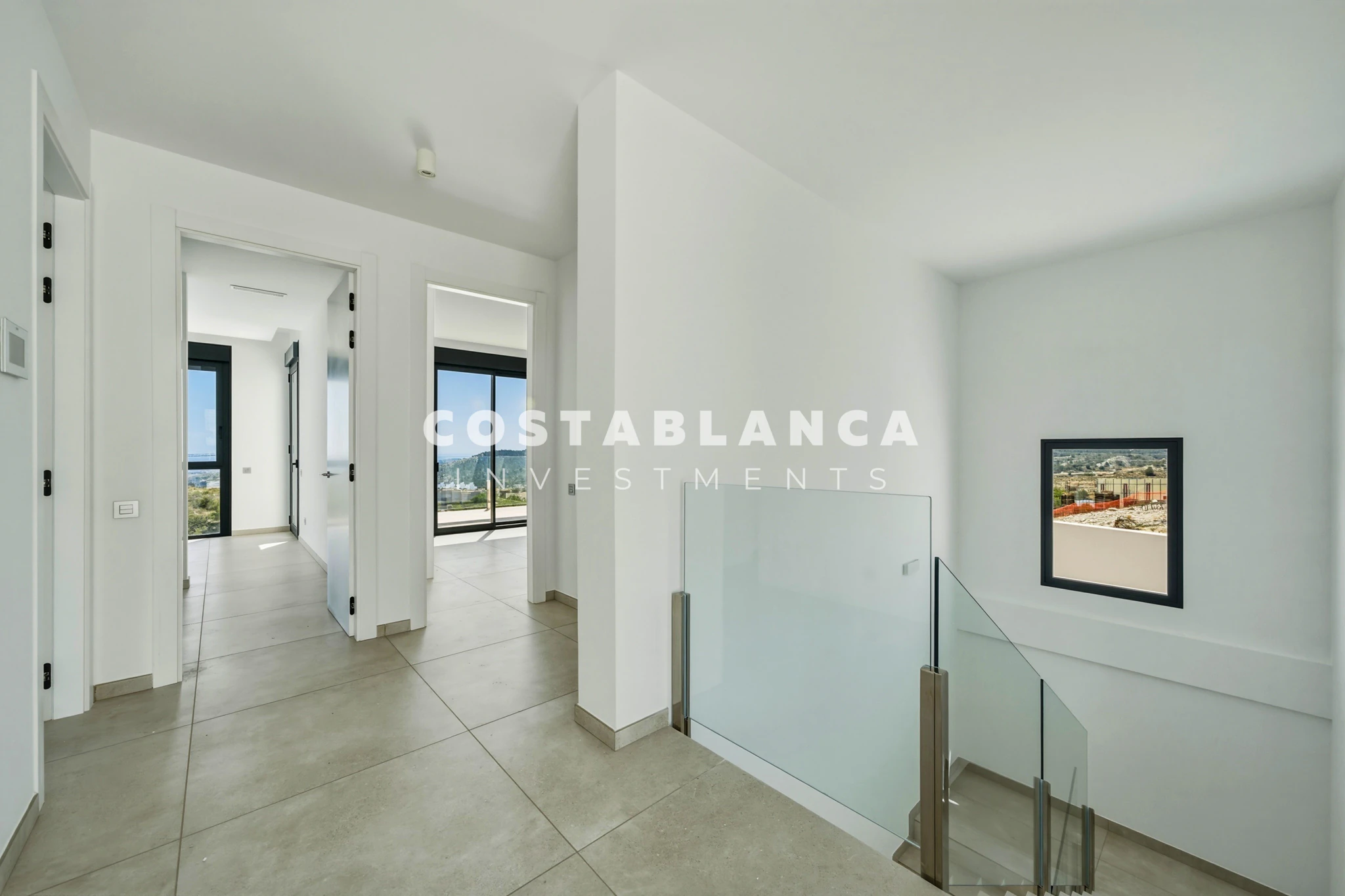 Moderne villa met panoramisch uitzicht op zee, garage en overloopzwembad te koop in Finestrat