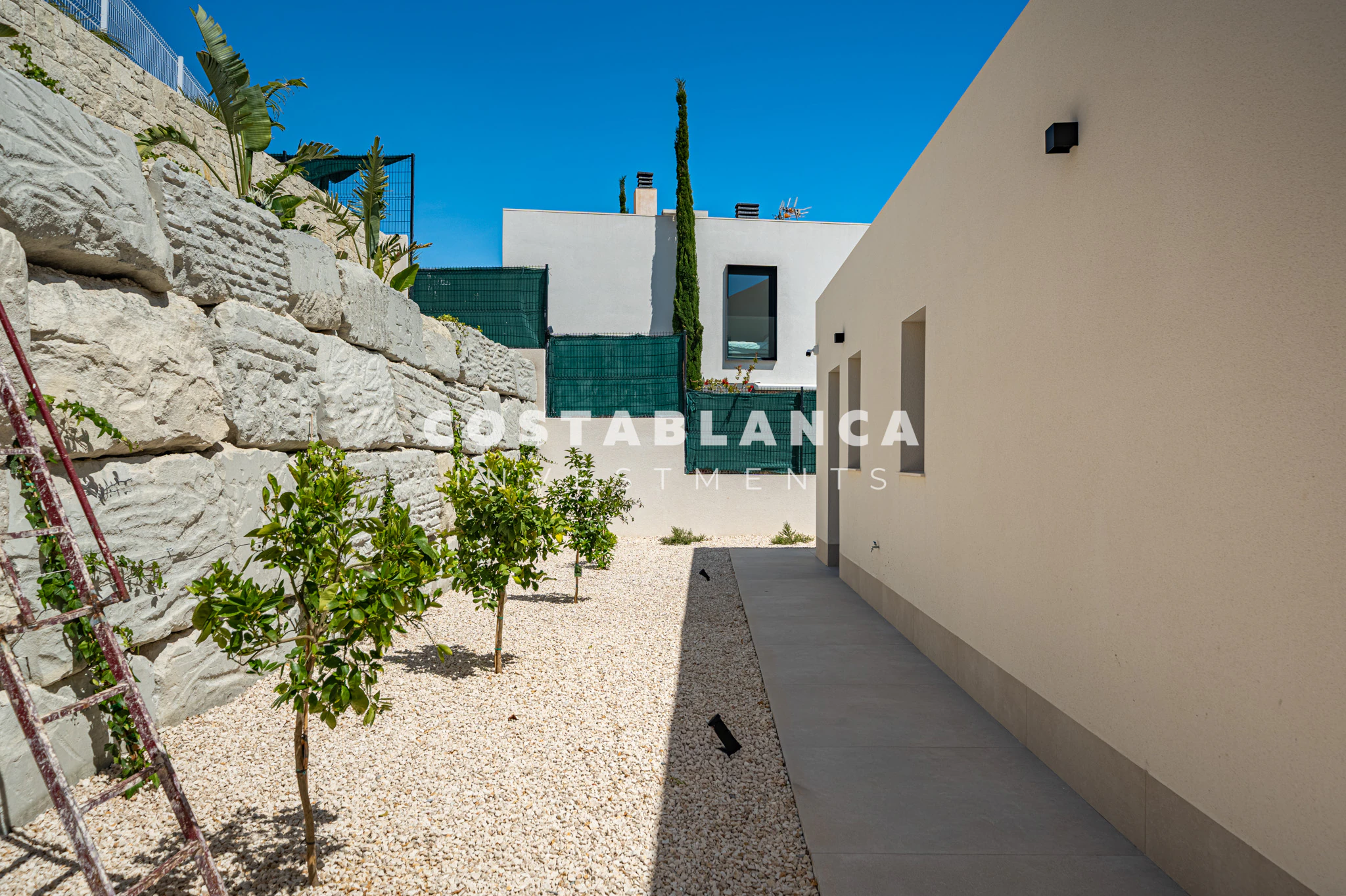 Moderne villa met panoramisch uitzicht op zee, garage en overloopzwembad te koop in Finestrat