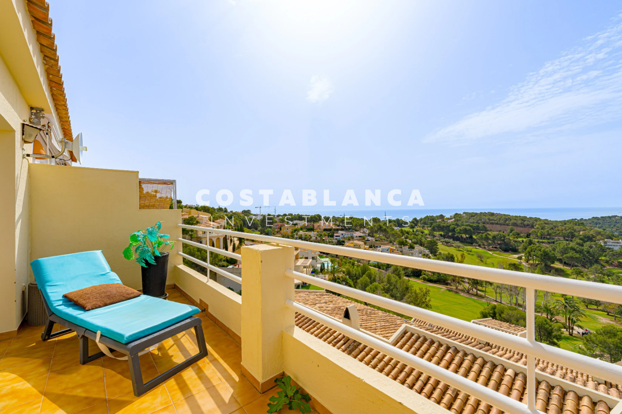 Exclusive duplex apartment with panoramic golf and sea views in Altea La Vella