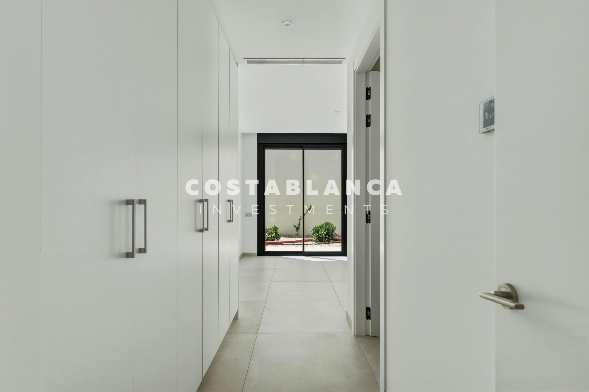 Moderne villa met panoramisch uitzicht op zee, garage en overloopzwembad te koop in Finestrat