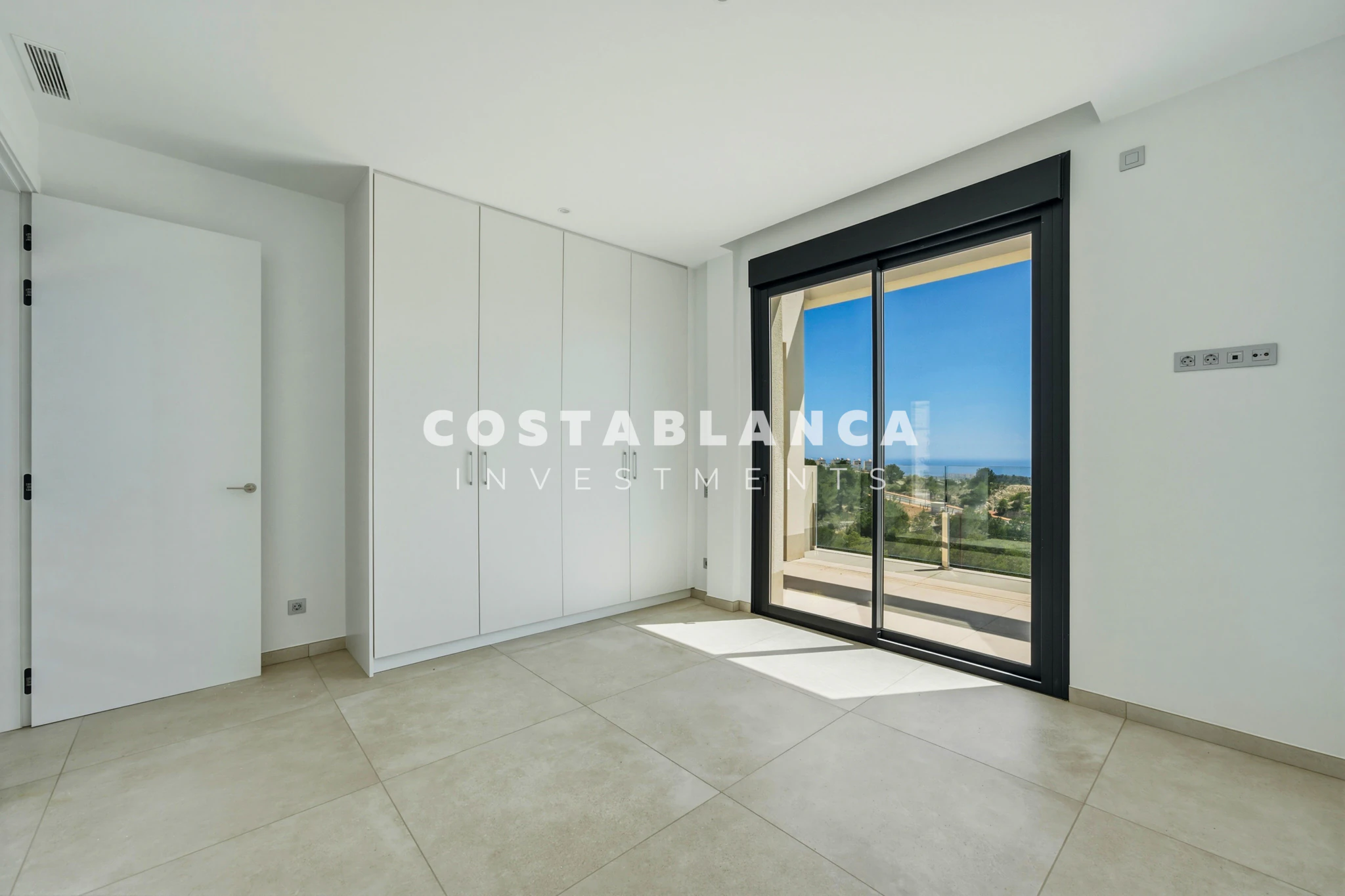 Moderne villa met panoramisch uitzicht op zee, garage en overloopzwembad te koop in Finestrat