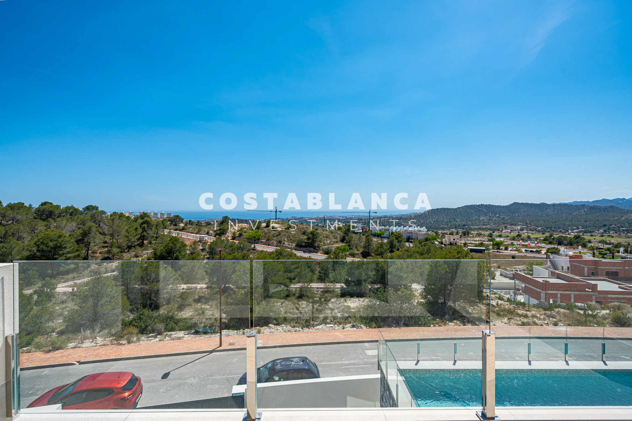 Moderne villa met panoramisch uitzicht op zee, garage en overloopzwembad te koop in Finestrat