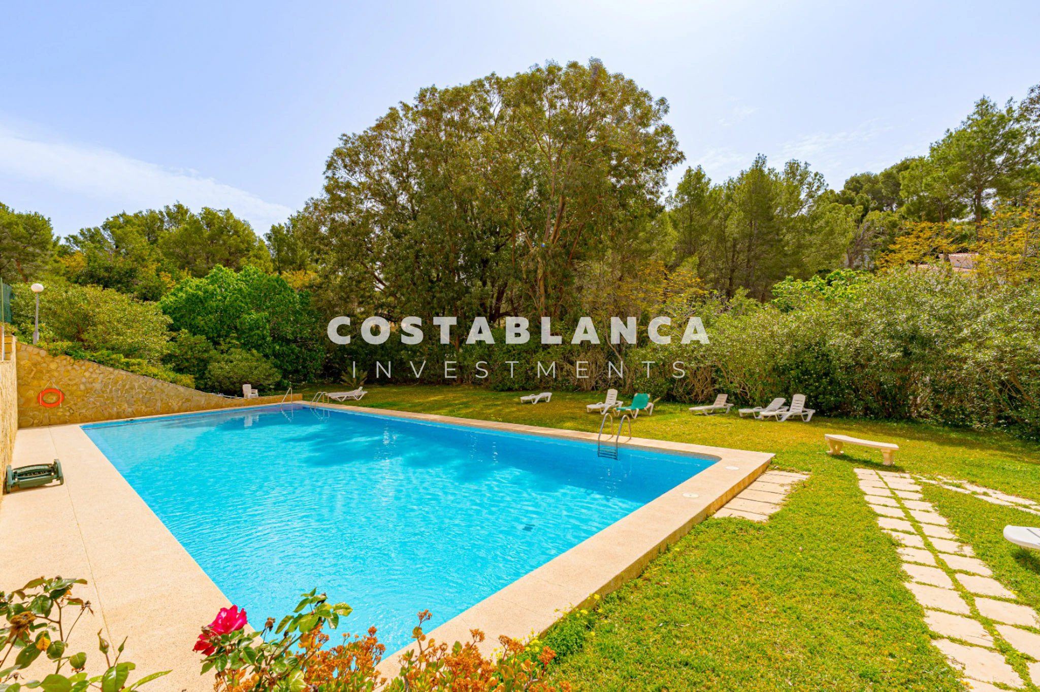 Exclusive duplex apartment with panoramic golf and sea views in Altea La Vella