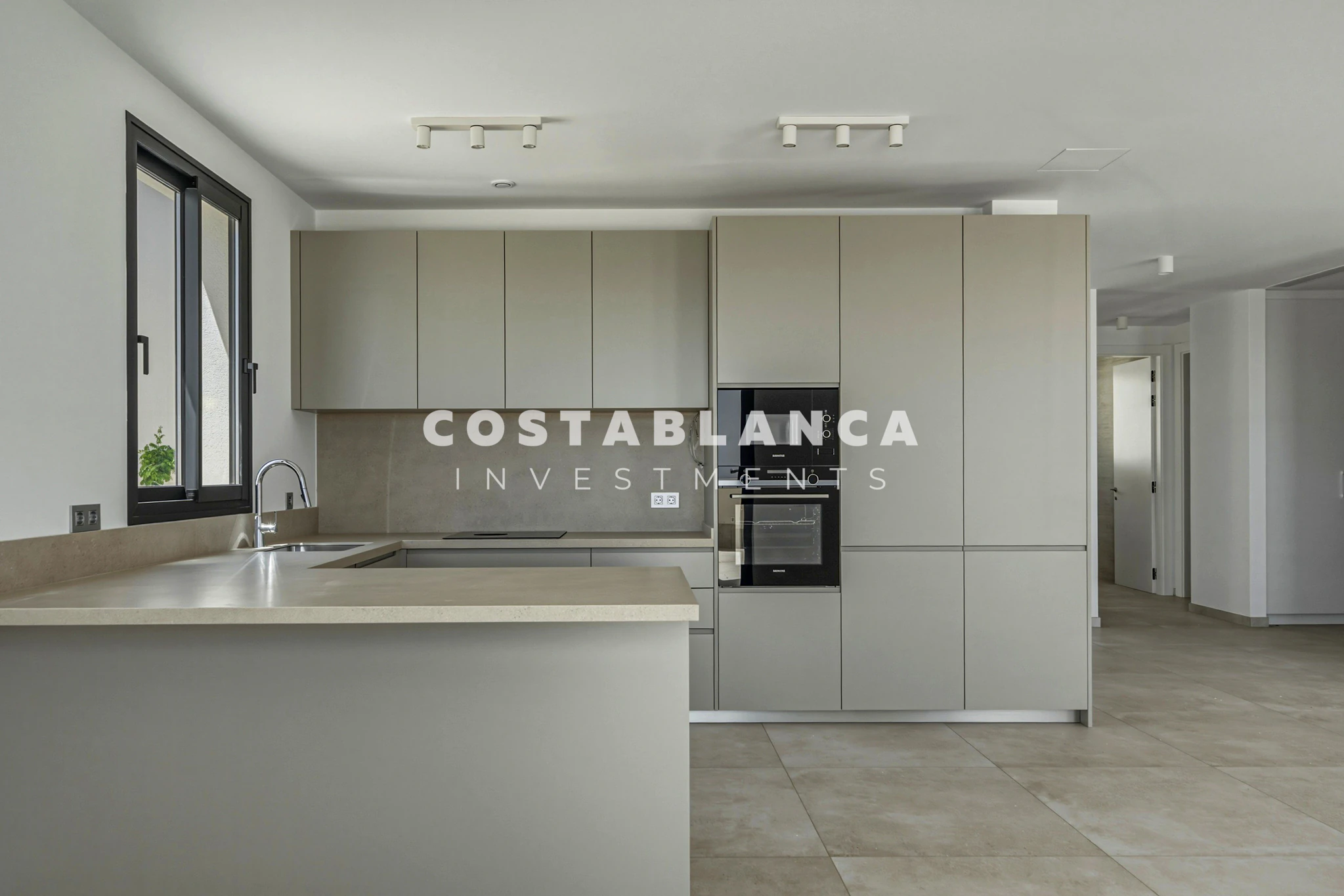 Moderne villa met panoramisch uitzicht op zee, garage en overloopzwembad te koop in Finestrat