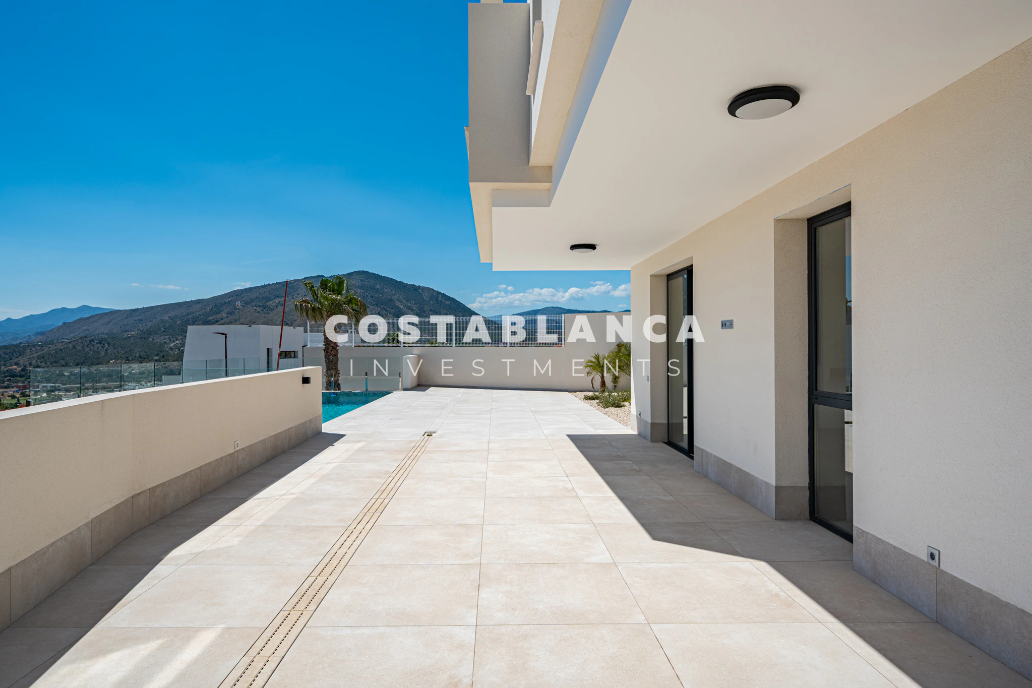 Moderne villa met panoramisch uitzicht op zee, garage en overloopzwembad te koop in Finestrat