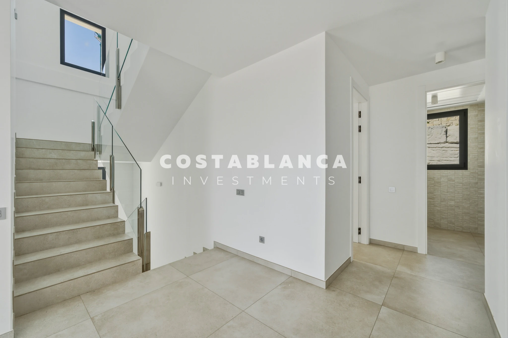 Moderne villa met panoramisch uitzicht op zee, garage en overloopzwembad te koop in Finestrat