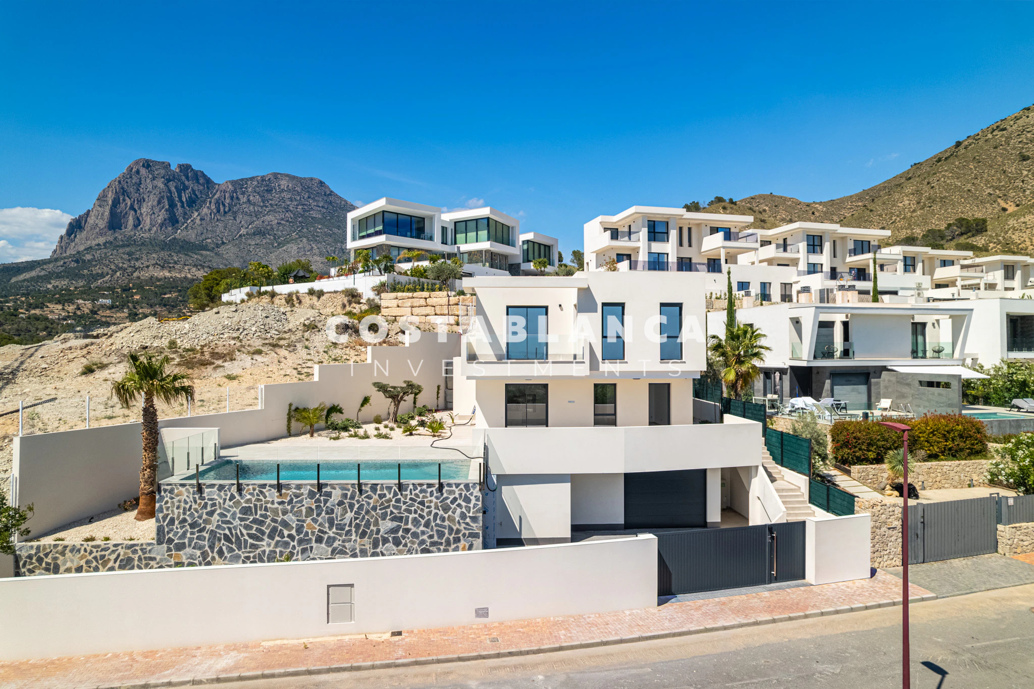 Moderne villa met panoramisch uitzicht op zee, garage en overloopzwembad te koop in Finestrat