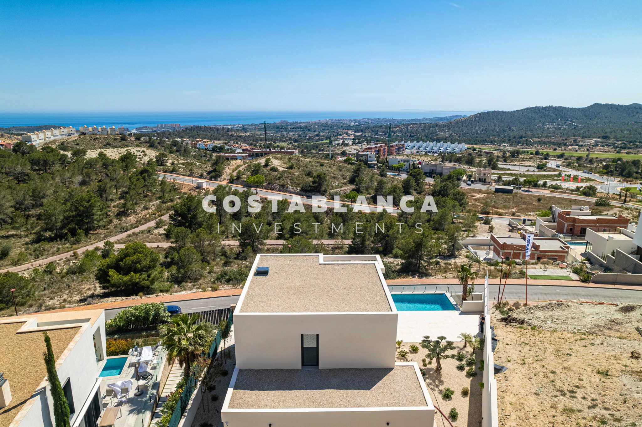 Moderne villa met panoramisch uitzicht op zee, garage en overloopzwembad te koop in Finestrat
