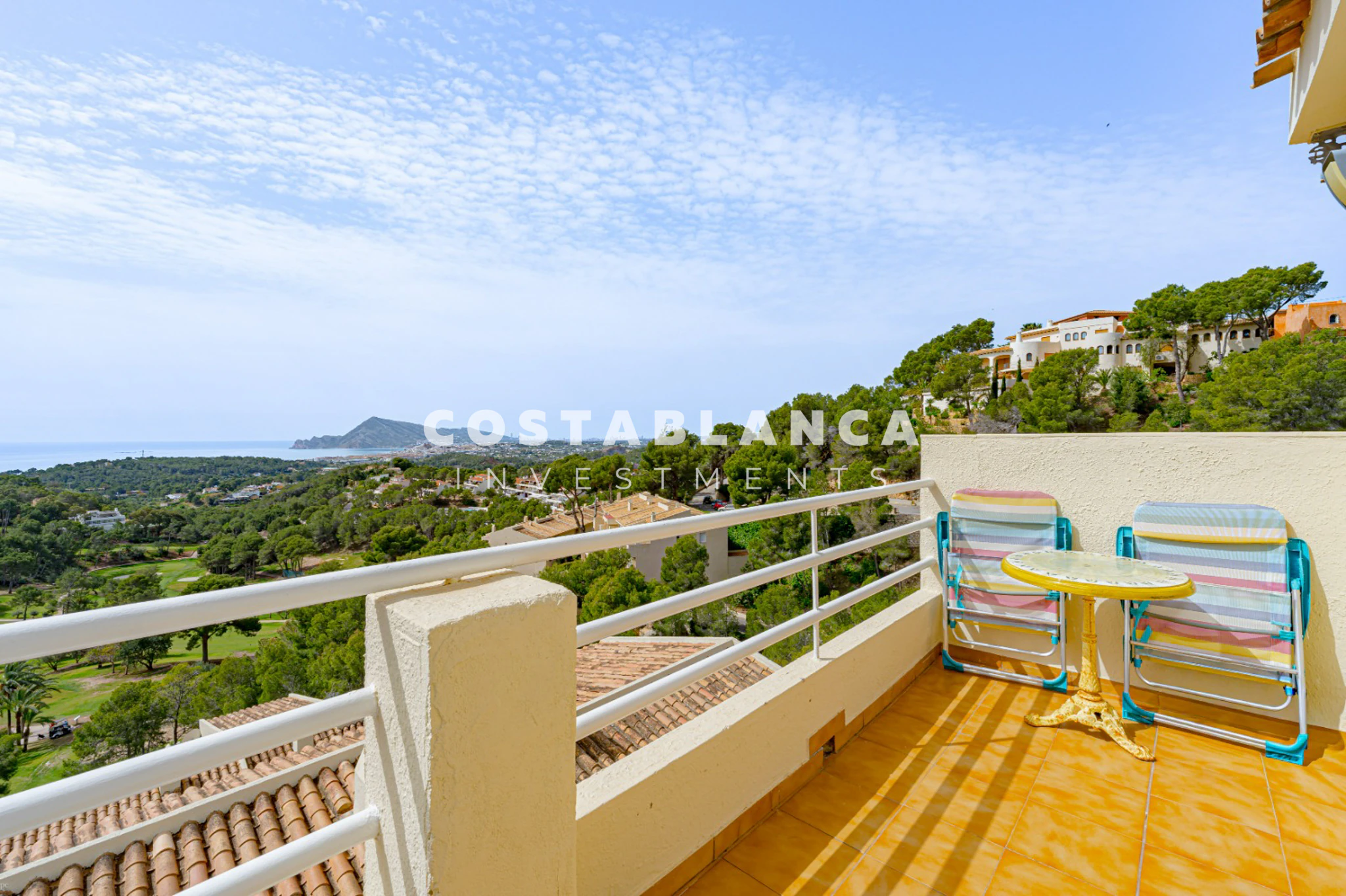 Exclusive duplex apartment with panoramic golf and sea views in Altea La Vella