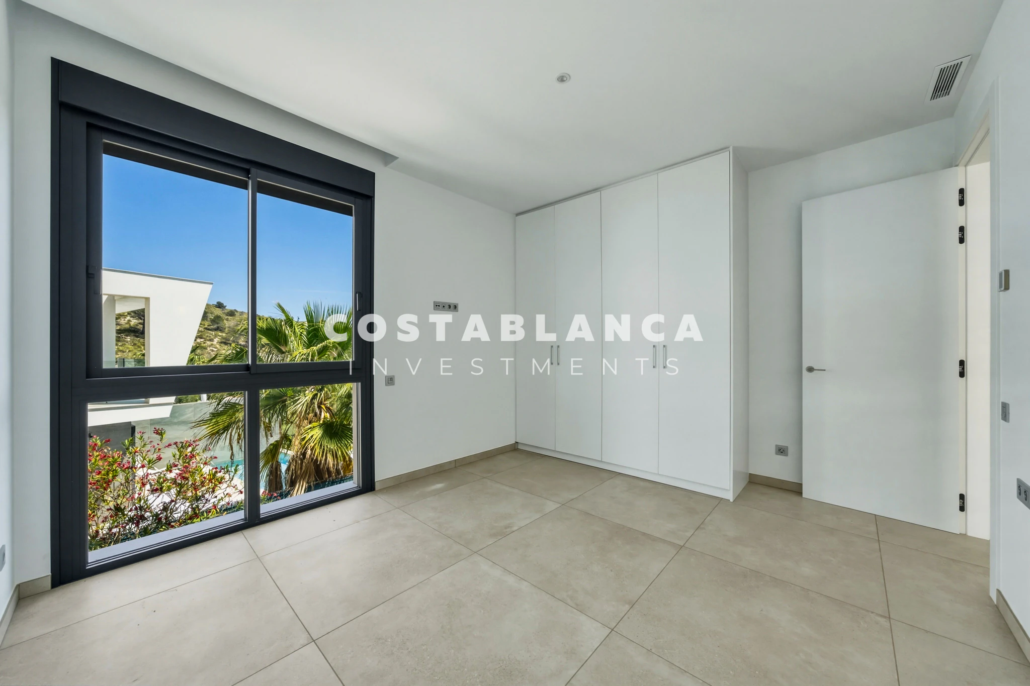 Moderne villa met panoramisch uitzicht op zee, garage en overloopzwembad te koop in Finestrat