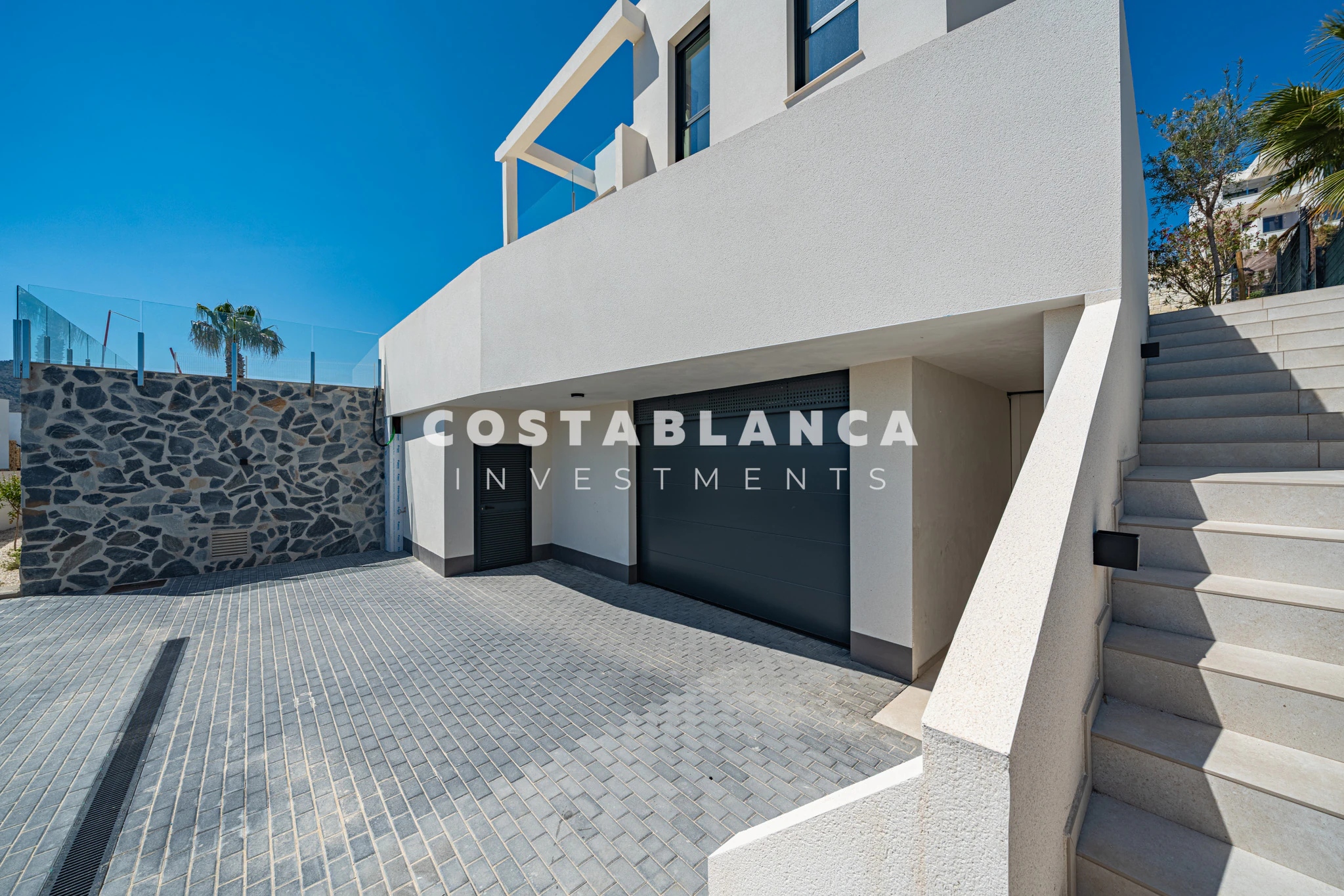 Moderne villa met panoramisch uitzicht op zee, garage en overloopzwembad te koop in Finestrat