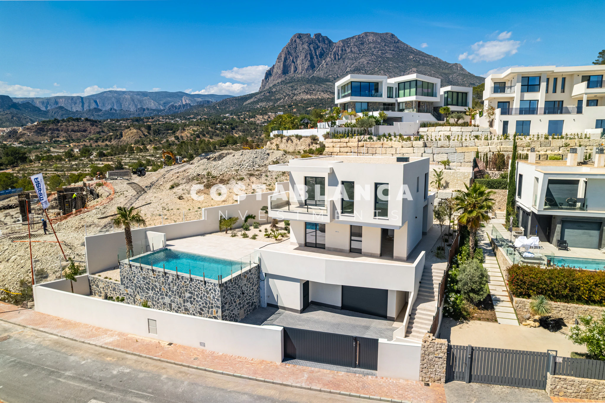 Moderne villa met panoramisch uitzicht op zee, garage en overloopzwembad te koop in Finestrat