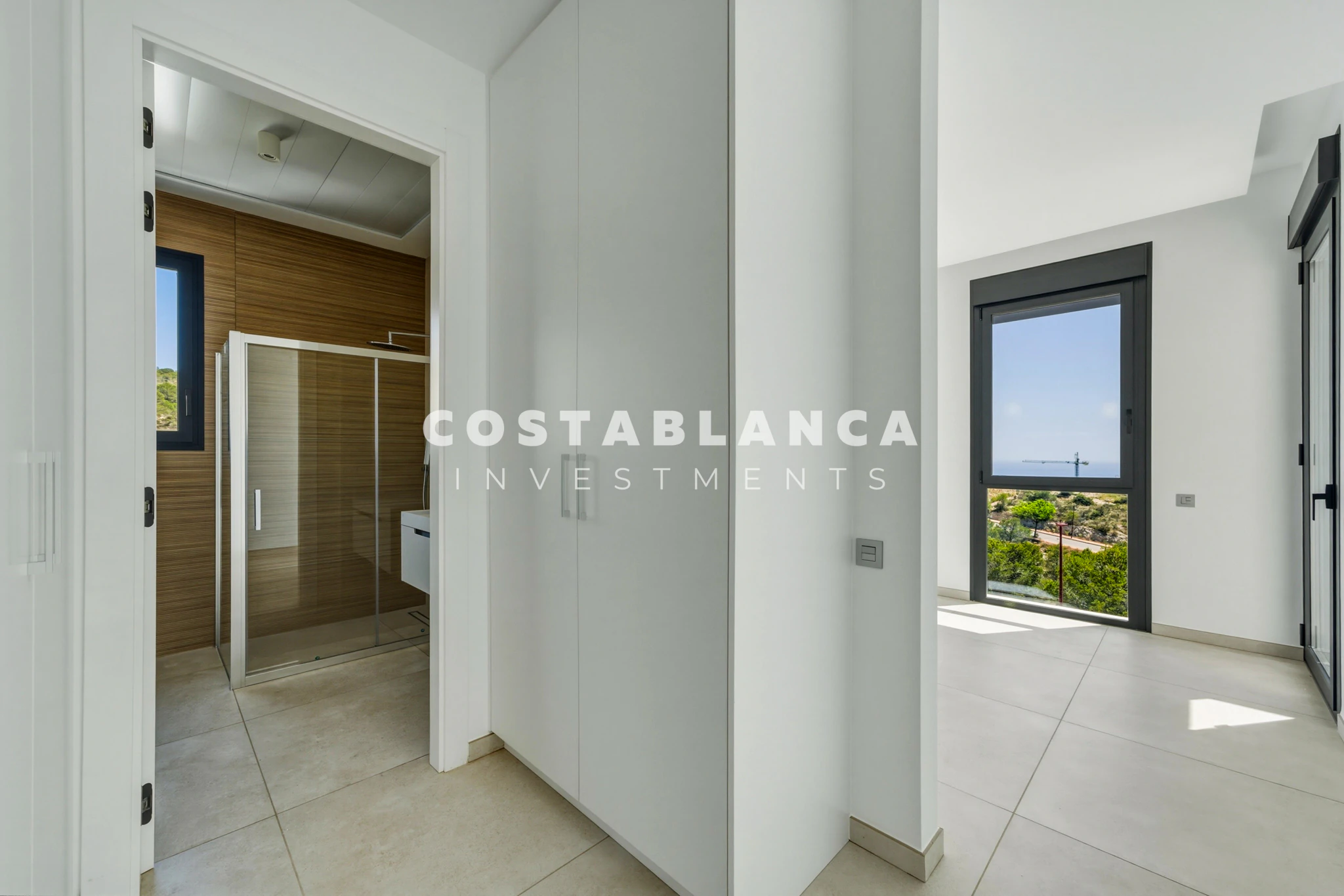Moderne villa met panoramisch uitzicht op zee, garage en overloopzwembad te koop in Finestrat