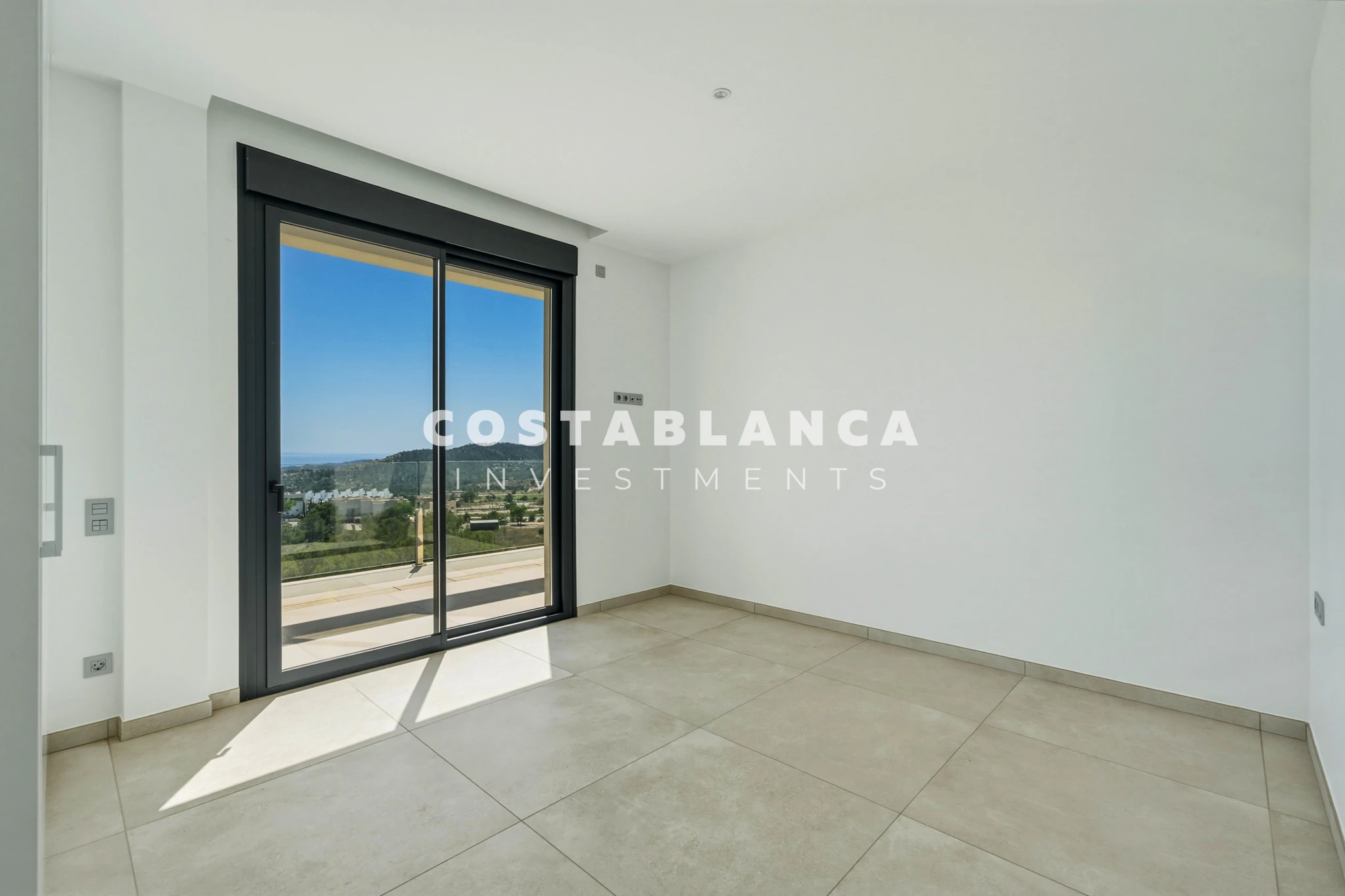 Moderne villa met panoramisch uitzicht op zee, garage en overloopzwembad te koop in Finestrat