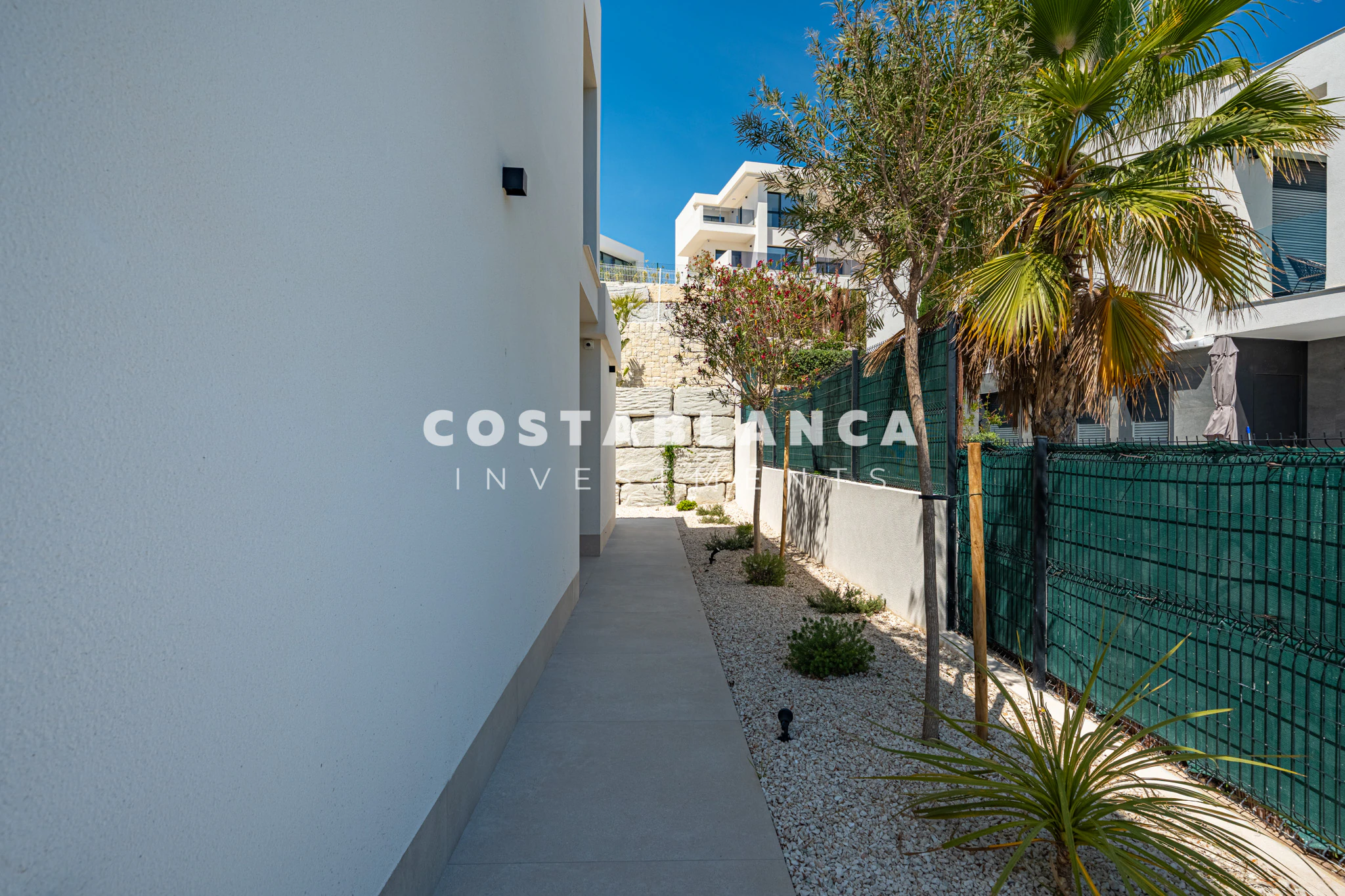Moderne villa met panoramisch uitzicht op zee, garage en overloopzwembad te koop in Finestrat